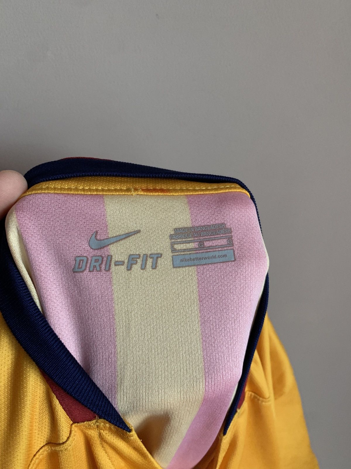 Nike Barcelona 2015 Away Football Shirt Nike Soccer Jersey Sz L Size US L / EU 52-54 / 3 - 9 Thumbnail