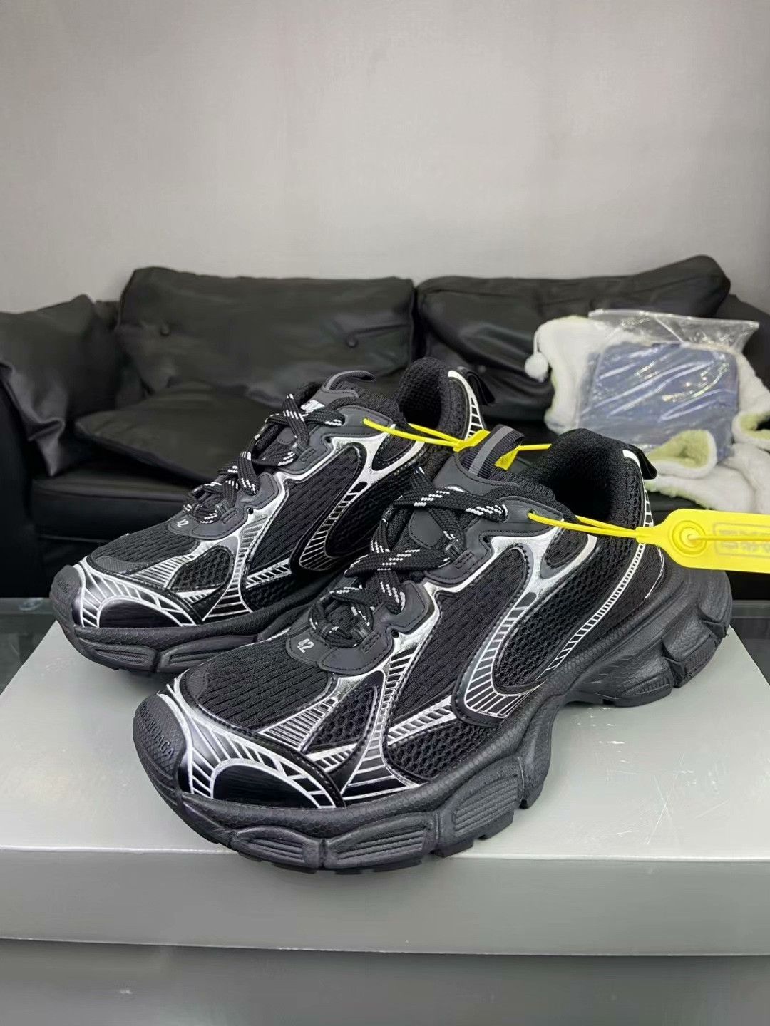 Balenciaga Balenciaga Silver Lowtop Sneakers 9 Men Size US 9 / EU 42 - 1 Thumbnail