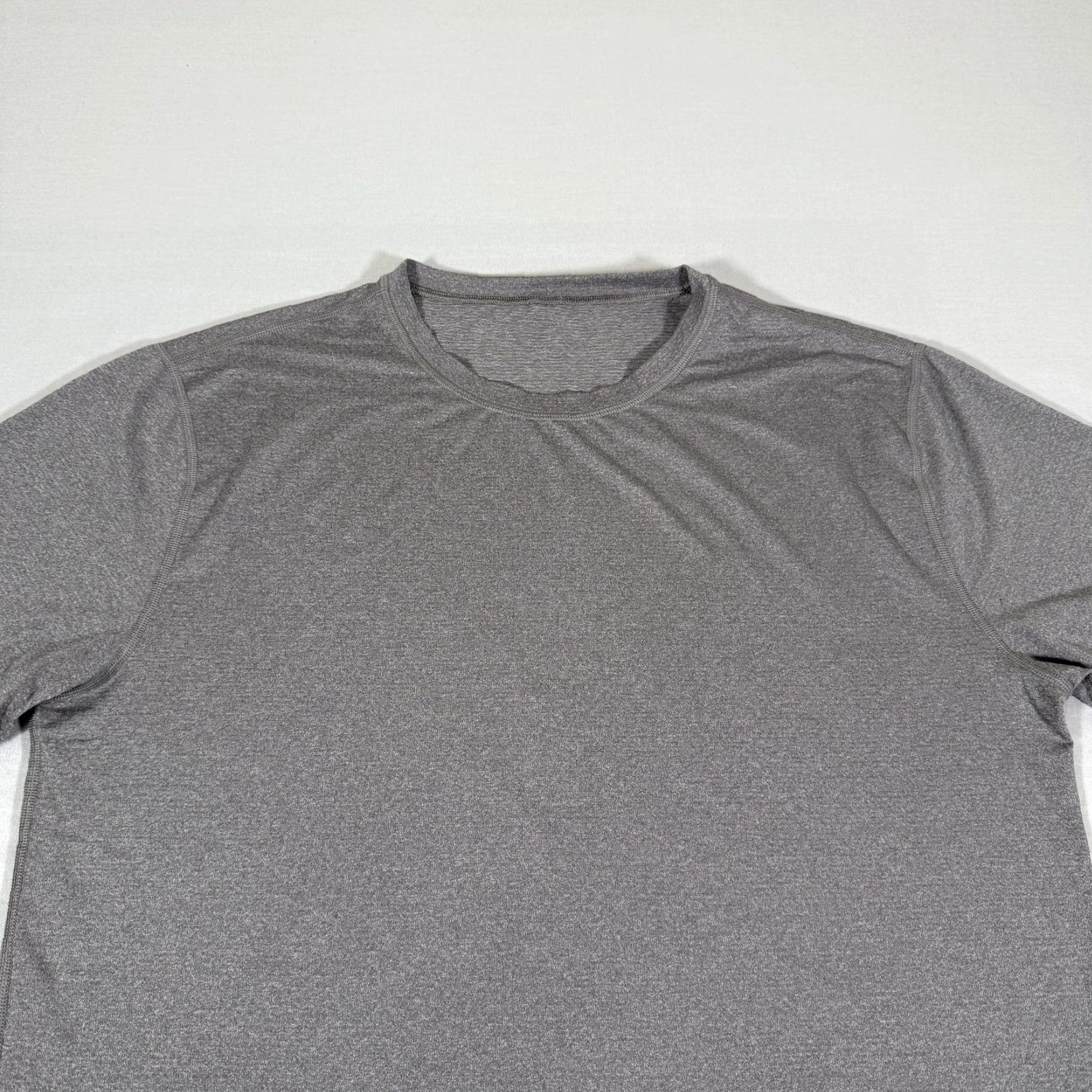 Vuori Vuori Shirt Mens XL Gray Tradewind Performance Tee Stretch Athletic Work Out Gym Size US XL / EU 56 / 4 - 2 Thumbnail