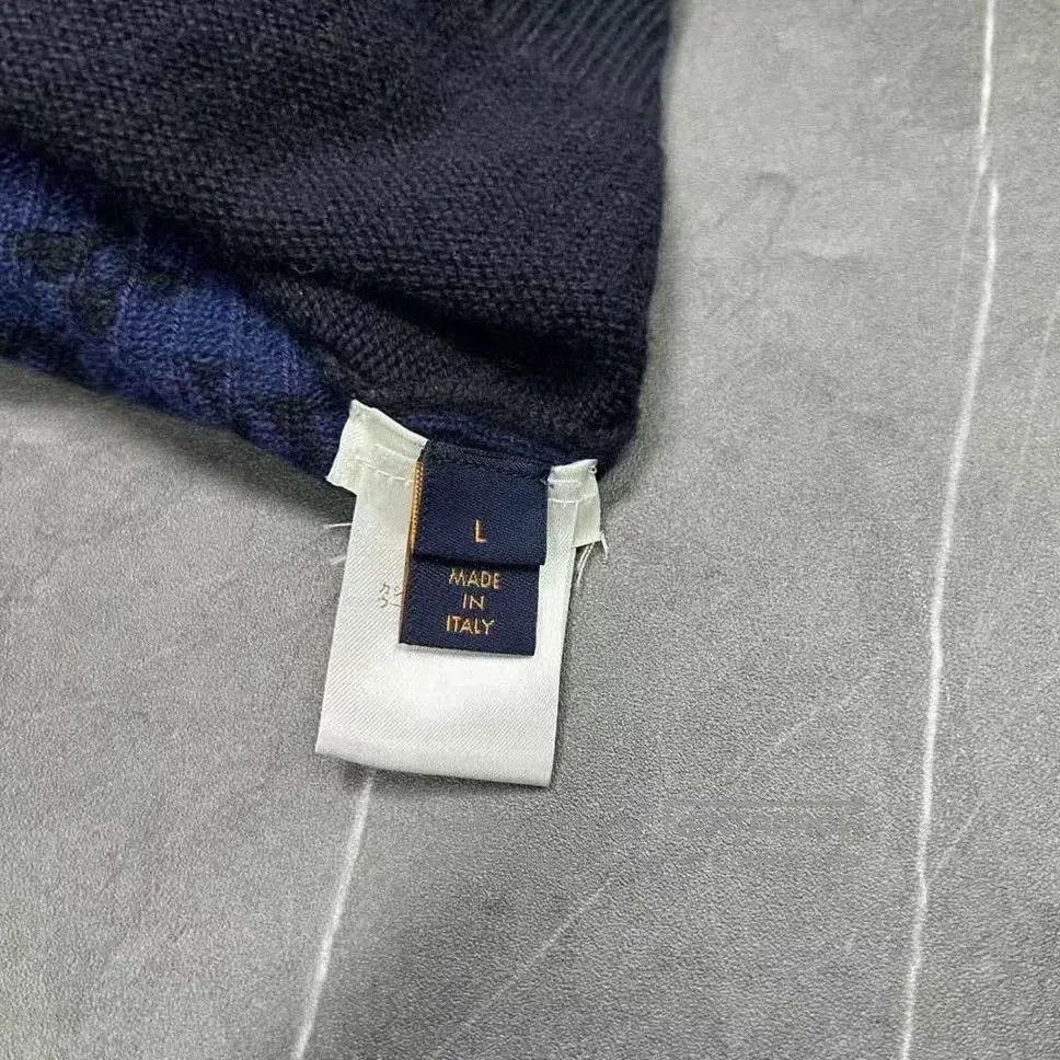 Louis Vuitton louis vuitton logo sweater in navy blue. Size US L / EU 52-54 / 3 - 8 Thumbnail
