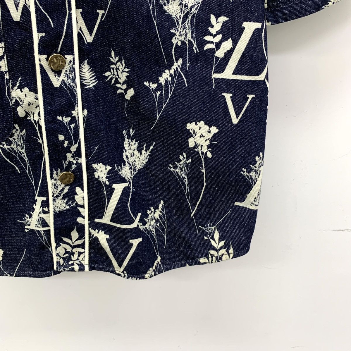 Louis Vuitton Louis Vuitton navy blue logo monogram all over print shirt Size US L / EU 52-54 / 3 - 4 Thumbnail
