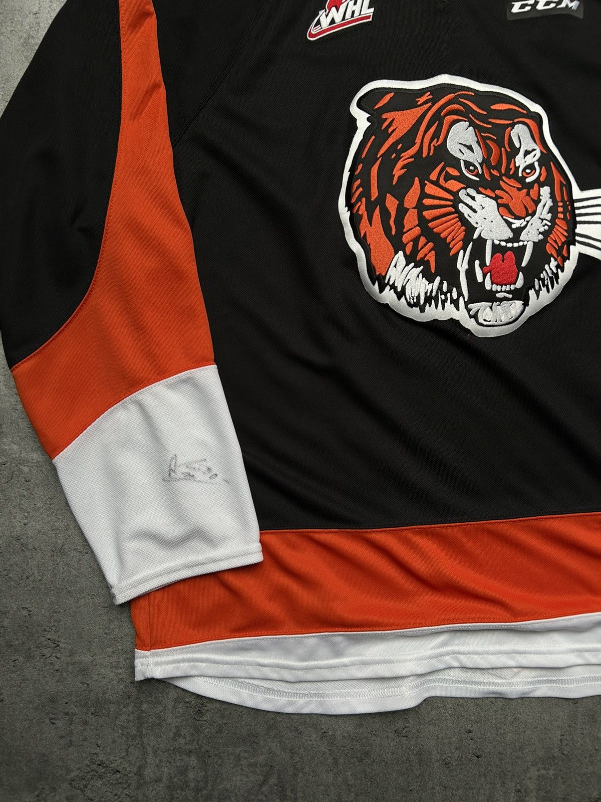 Ccm × NHL × Vintage Ccm whl hockey Medicine hat tigers Jersey with autograph Size US XL / EU 56 / 4 - 2 Thumbnail