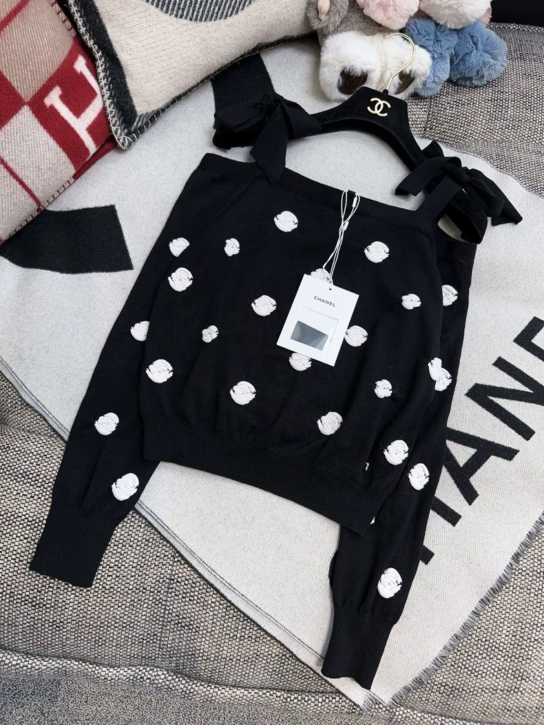 Chanel Chanel 23K black off-shoulder bow strap white embossed cam Size XS / US 0-2 / IT 36-38 - 1 Thumbnail