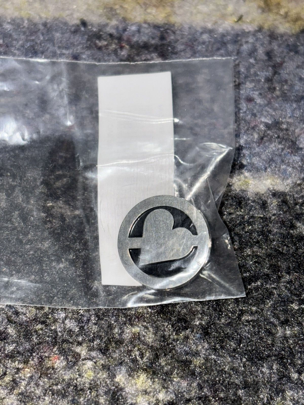 Supreme Supreme No Love Pin Size ONE SIZE - 1 Thumbnail