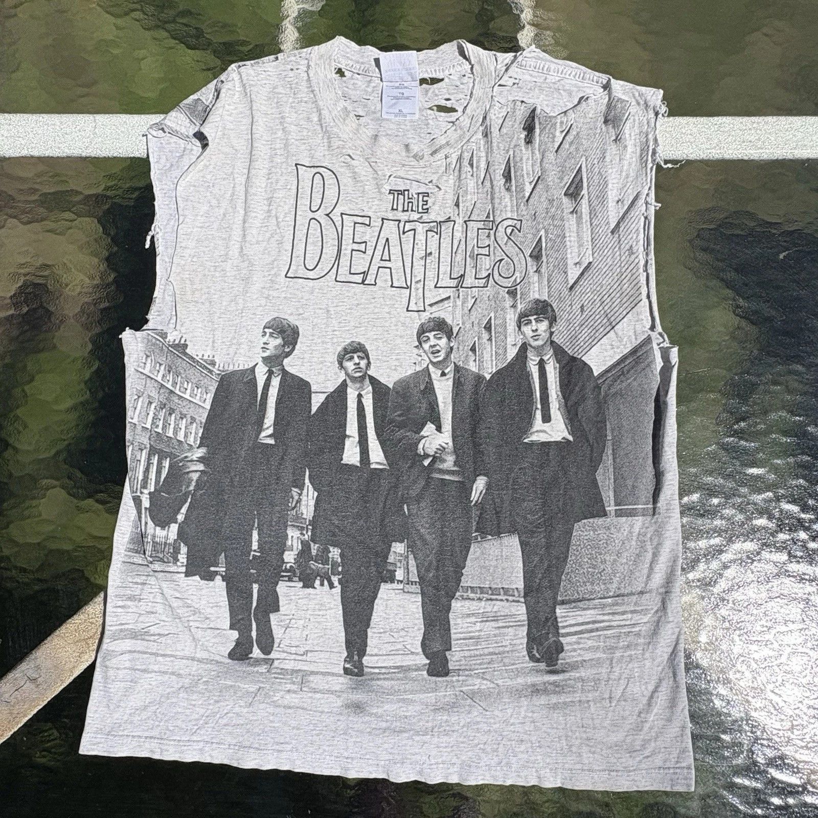 Gildan American Vintage 1997 Distressed Beatles Sleeveless Tee Size US XL / EU 56 / 4 - 1 Thumbnail
