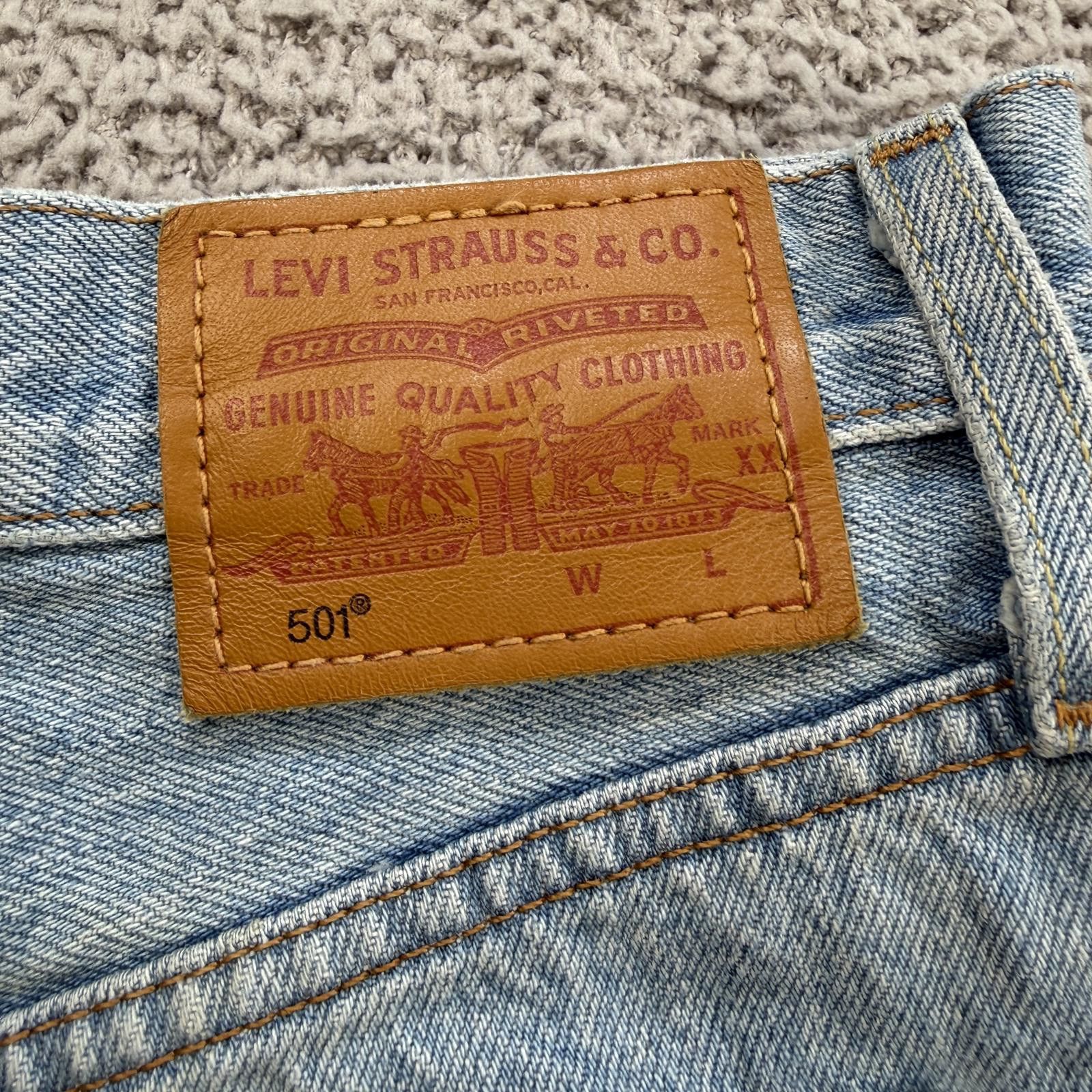 Levi's Levis 501 Distressed Denim Jean Shorts Light Wash Womens 28 Size 28" / US 6 / IT 42 - 4 Thumbnail