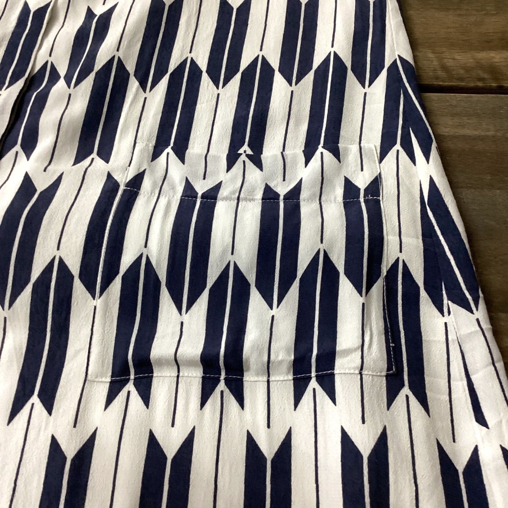 Pendleton Pendleton Dress Sz 6 White Blue Button Down Arrow Print Sleeveless Midi Pockets Size M / US 6-8 / IT 42-44 - 4 Thumbnail