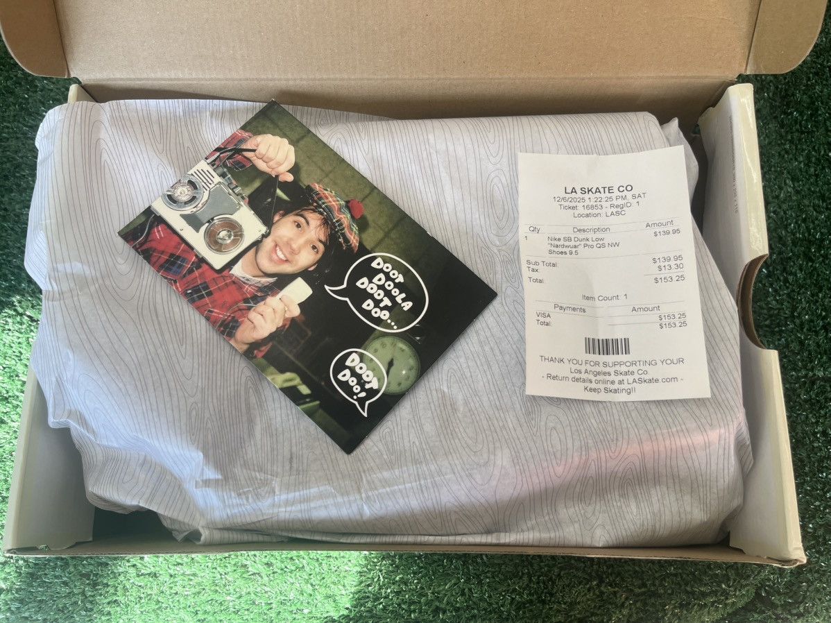 Nike SB Nardwuar SB Dunks Size US 9.5 / EU 42-43 - 2 Thumbnail