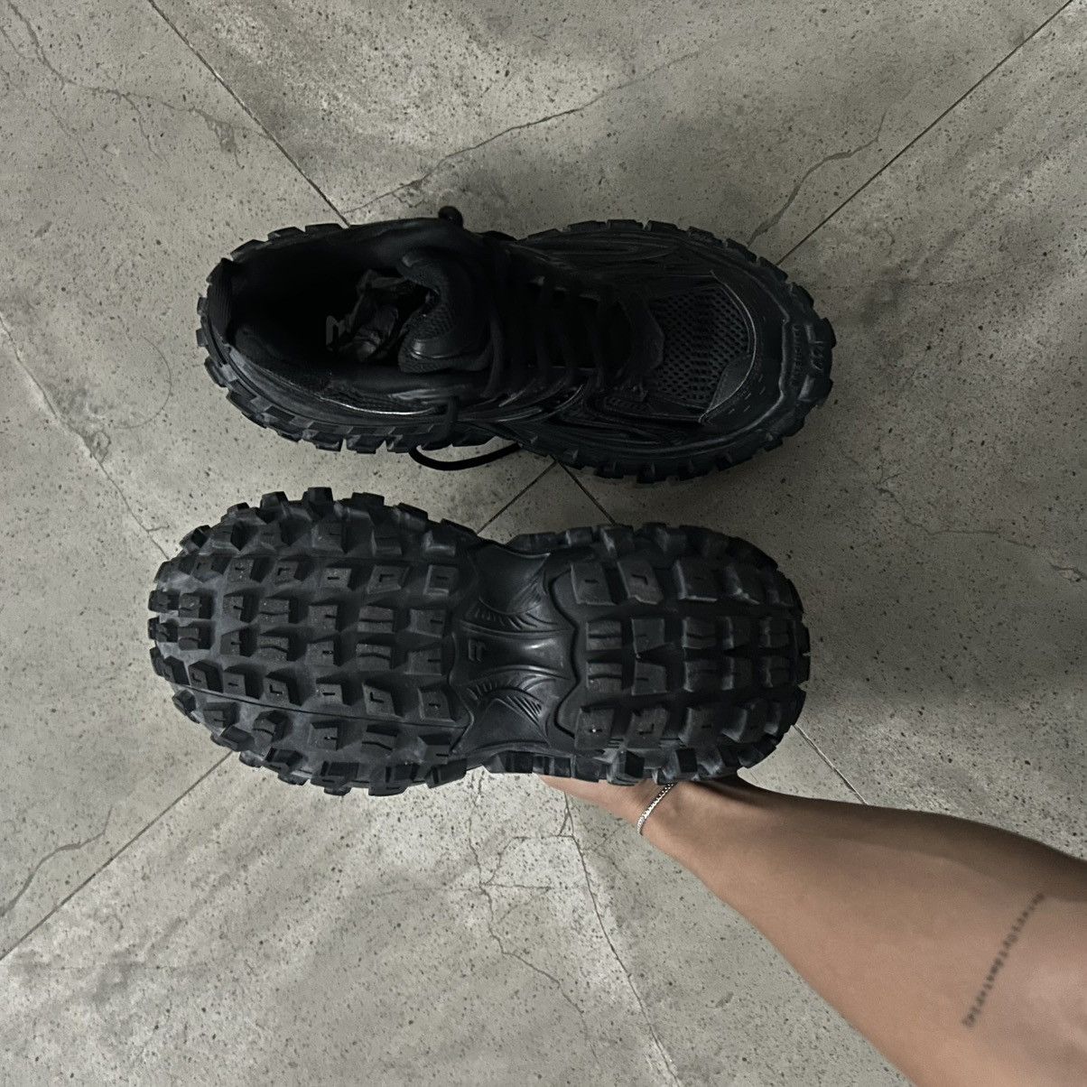 Balenciaga Balenciaga Bouncer Sneaker Size US 9.5 / EU 42-43 - 2 Thumbnail