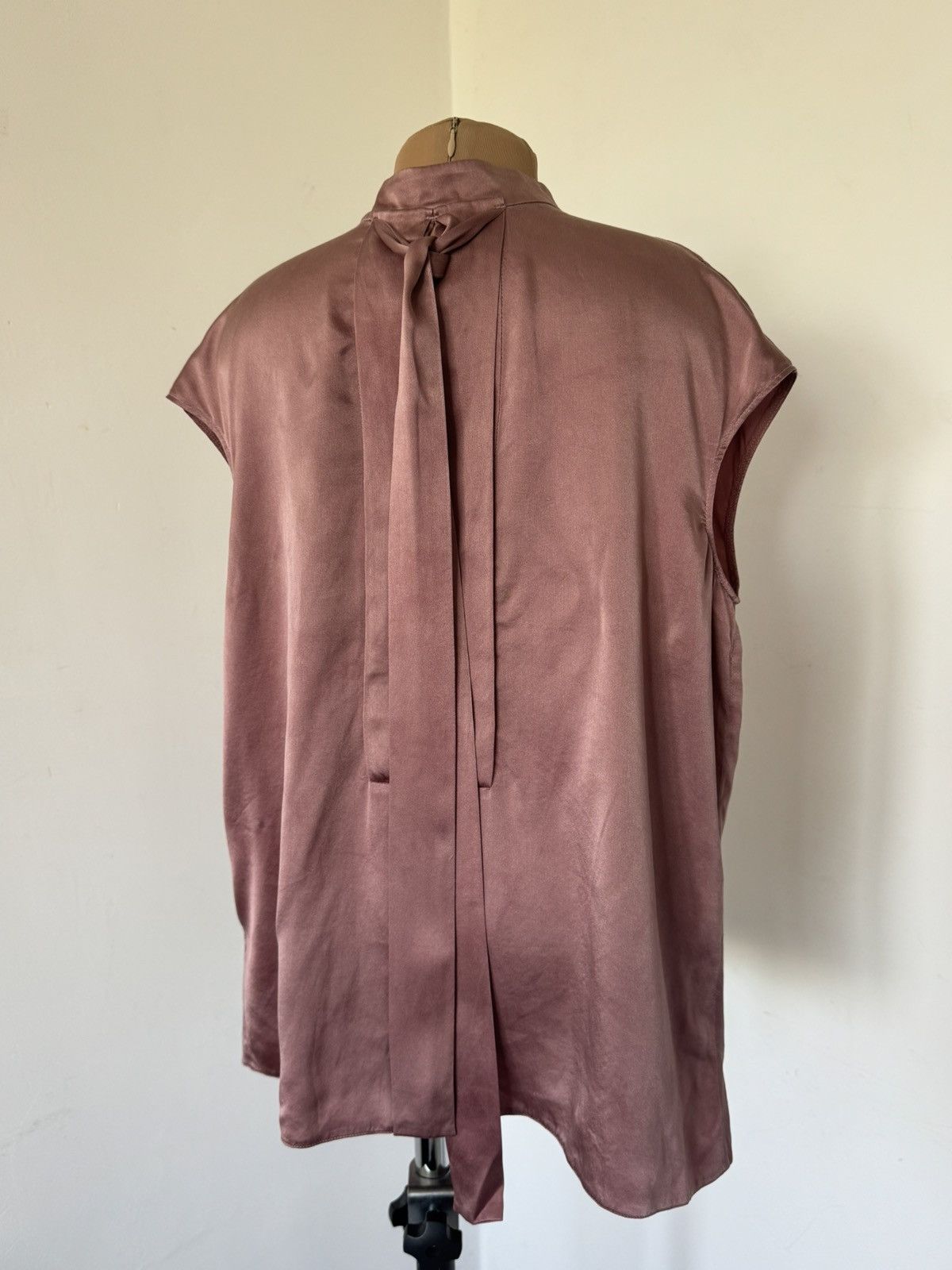 Prada Prada pink silk sleeveless blouse Size XS / US 0-2 / IT 36-38 - 2 Thumbnail