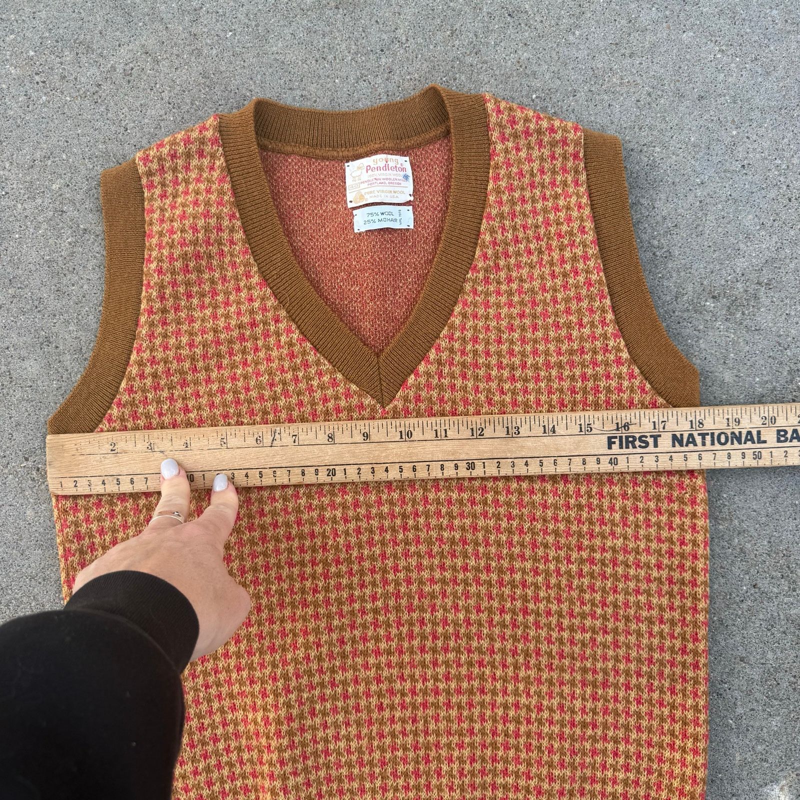 Pendleton 70s Pendleton Mustard Orange Houndstooth Sweater Vest Sz 40 Size US M / EU 48-50 / 2 - 4 Thumbnail