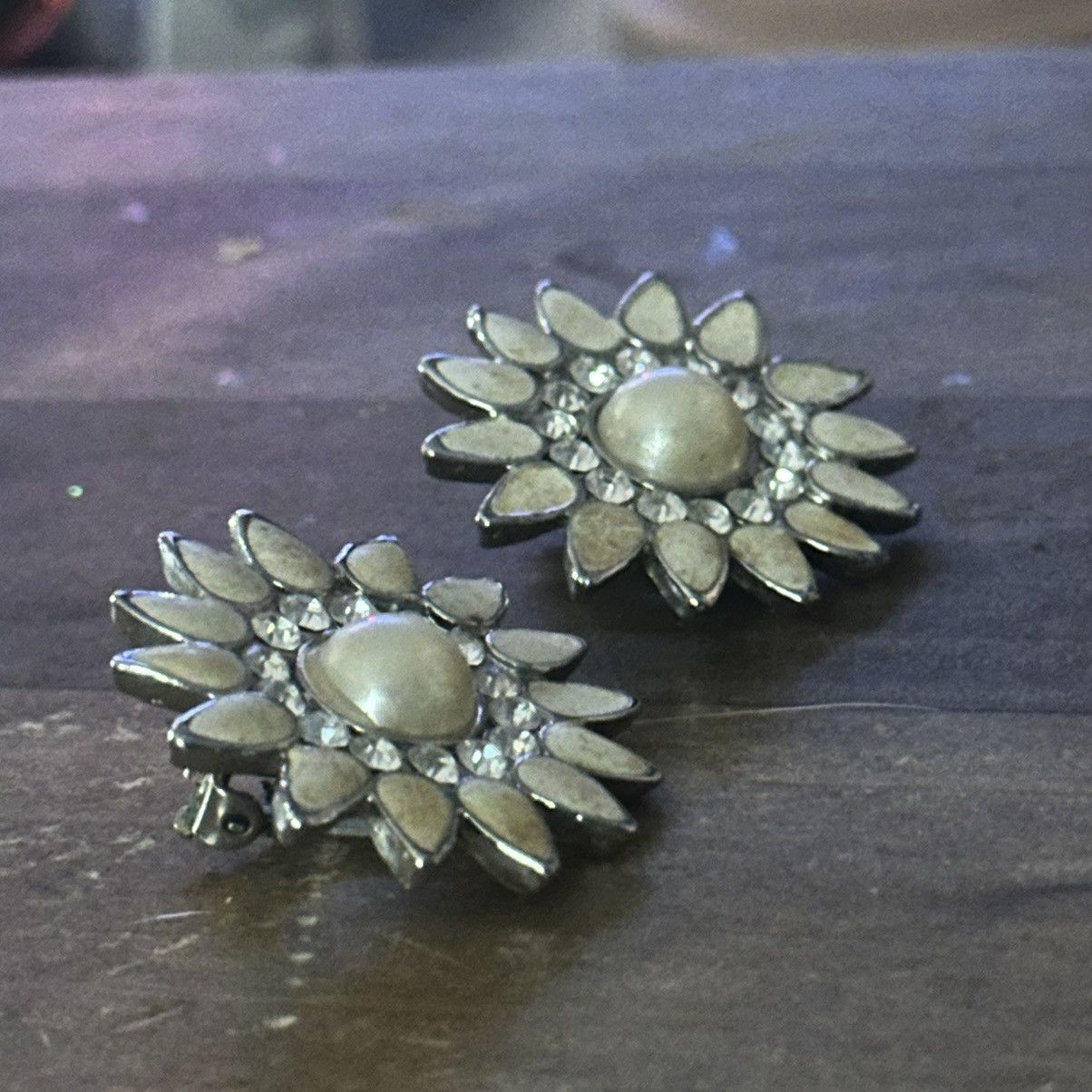 Vintage Vintage white enamel and rhinestone clip on flower earrings Size ONE SIZE - 3 Thumbnail