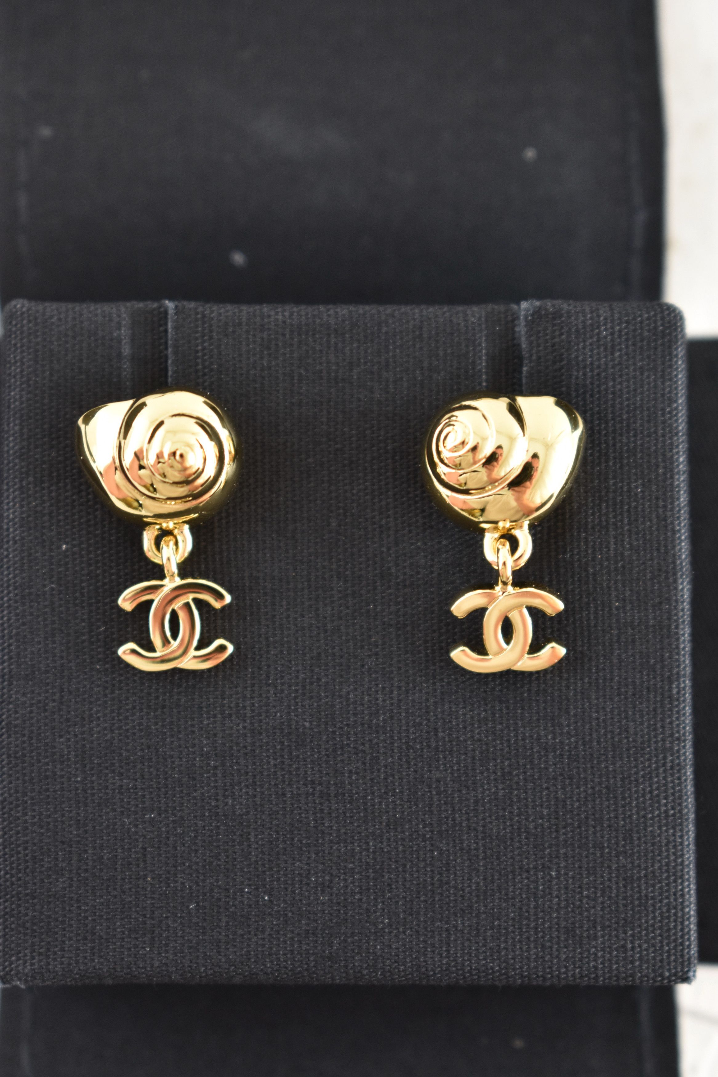 Chanel 26M Coco Beach Shell Seashell CC Logo Dangle Stud Earrings Size ONE SIZE - 8 Thumbnail