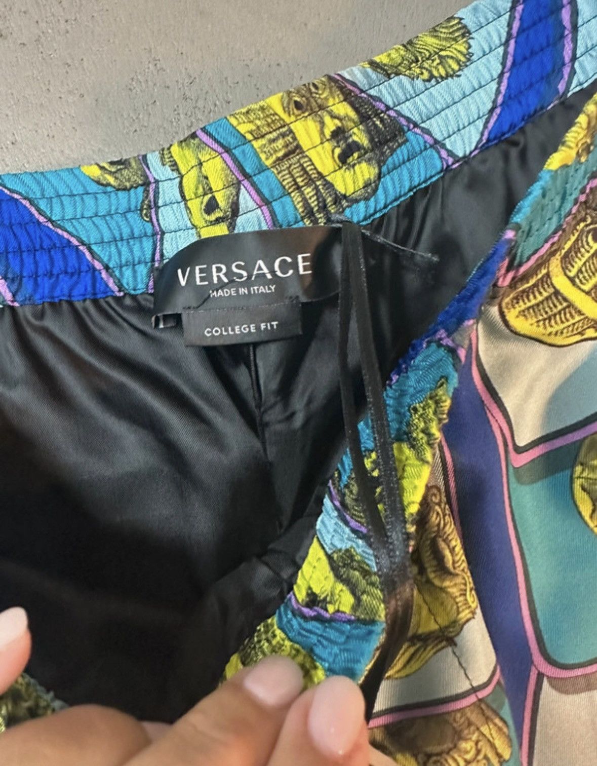 Versace Versace Le Maschere print silk shorts Size US 44 / EU 60 - 5 Thumbnail