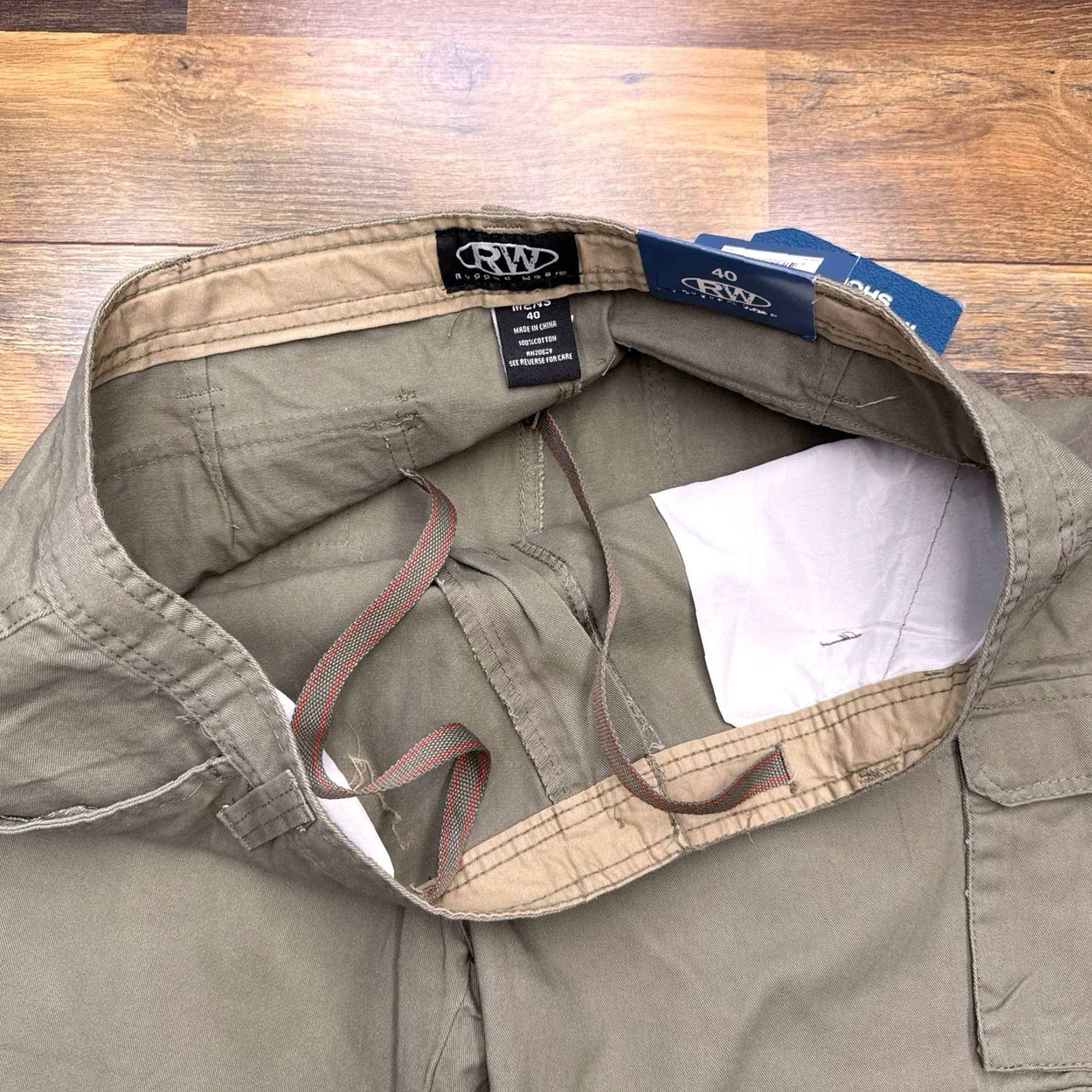 Vintage Rugged Wear Mens Cargo Shorts 40 Olive Green Drawstring New User: Rugged Wear Mens Cargo Shorts 40 Olive Green Drawstring New Size US 40 / EU 56 - 3 Thumbnail