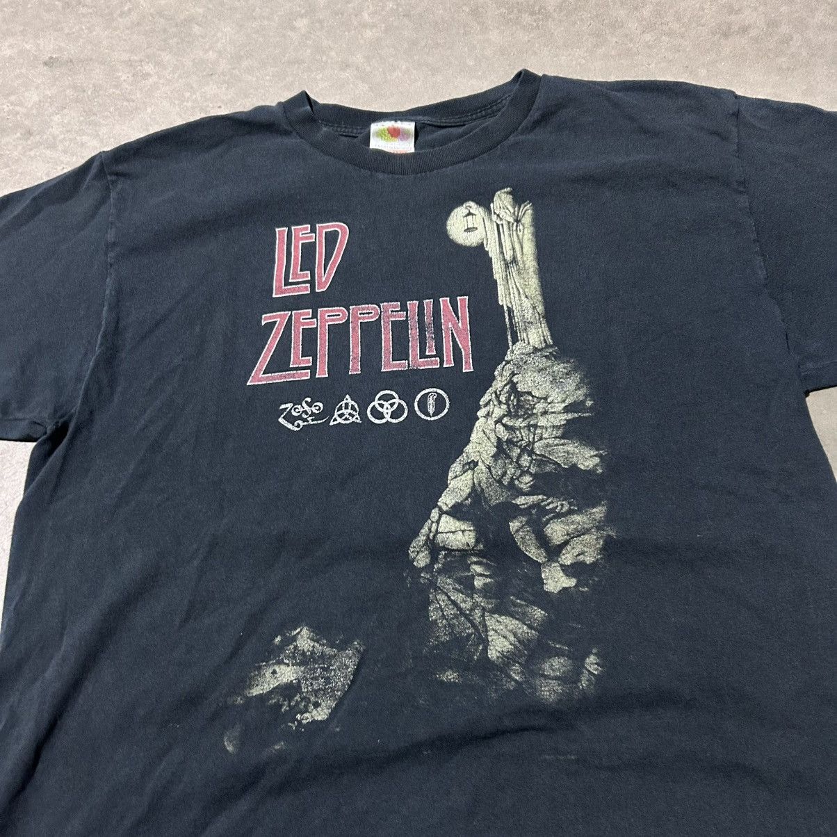 Band Tees Vintage 90s Y2K Led Zeppelin Black Band Tee Shirt Size US L / EU 52-54 / 3 - 8 Thumbnail