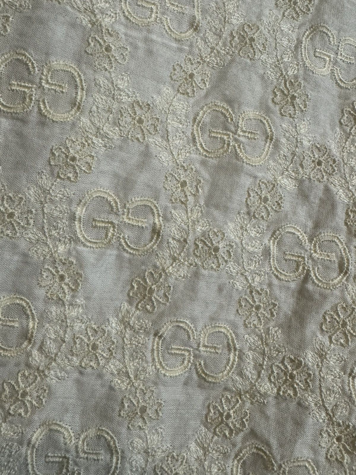 Gucci EUC Gucci Linen Embroidered Ivory Shorts Size 25" / US 0 / IT 36 - 2 Thumbnail