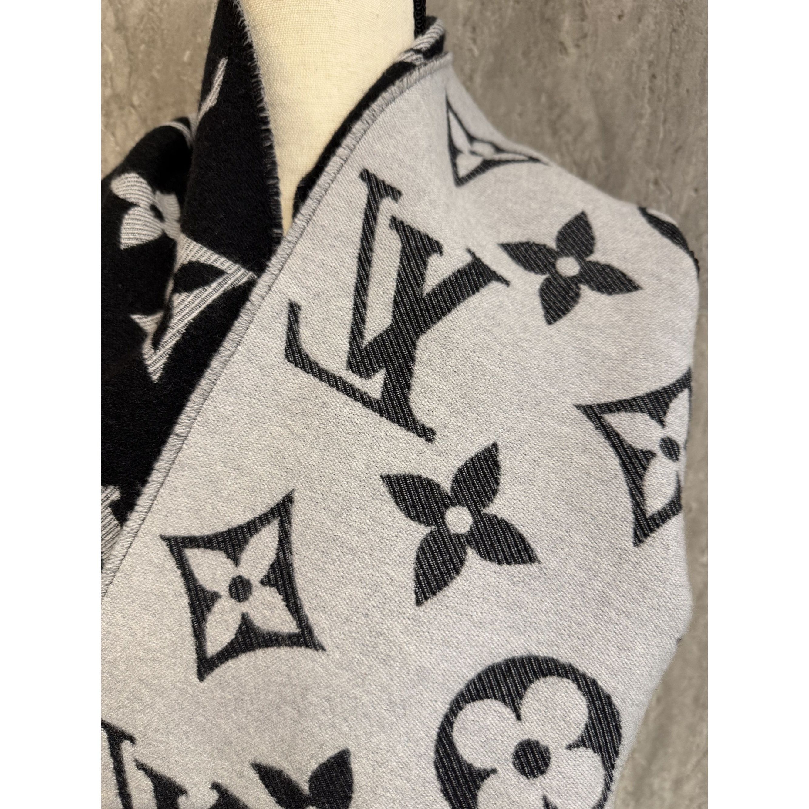 Louis Vuitton Louis Vuitton Monogram Wool Scarf Black & Gray Reversible Ma Size ONE SIZE - 9 Thumbnail