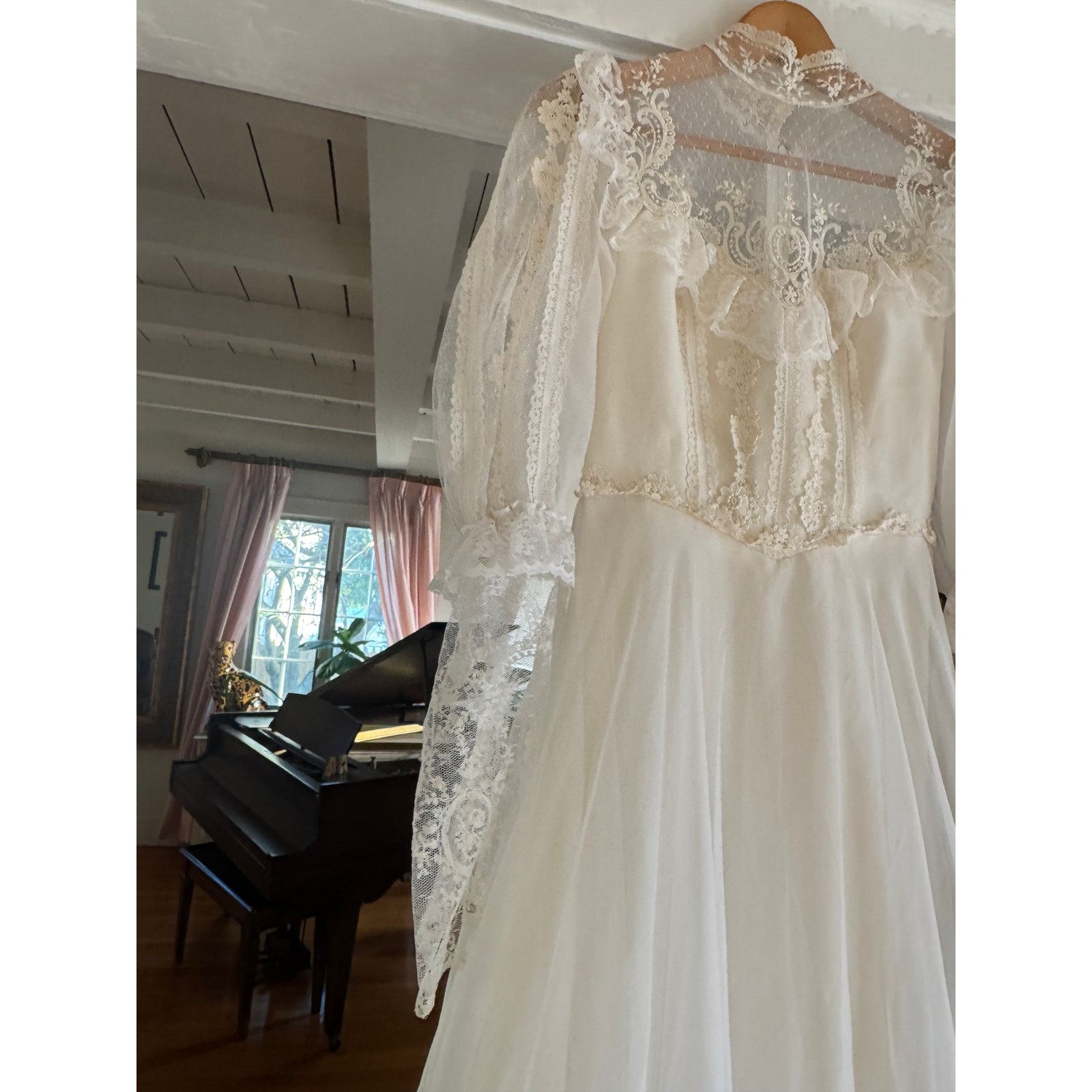 Luxe Vintage Eve of Milady Lace Stunning Wedding Dress with Hat Size S / US 4 / IT 40 - 17 Thumbnail