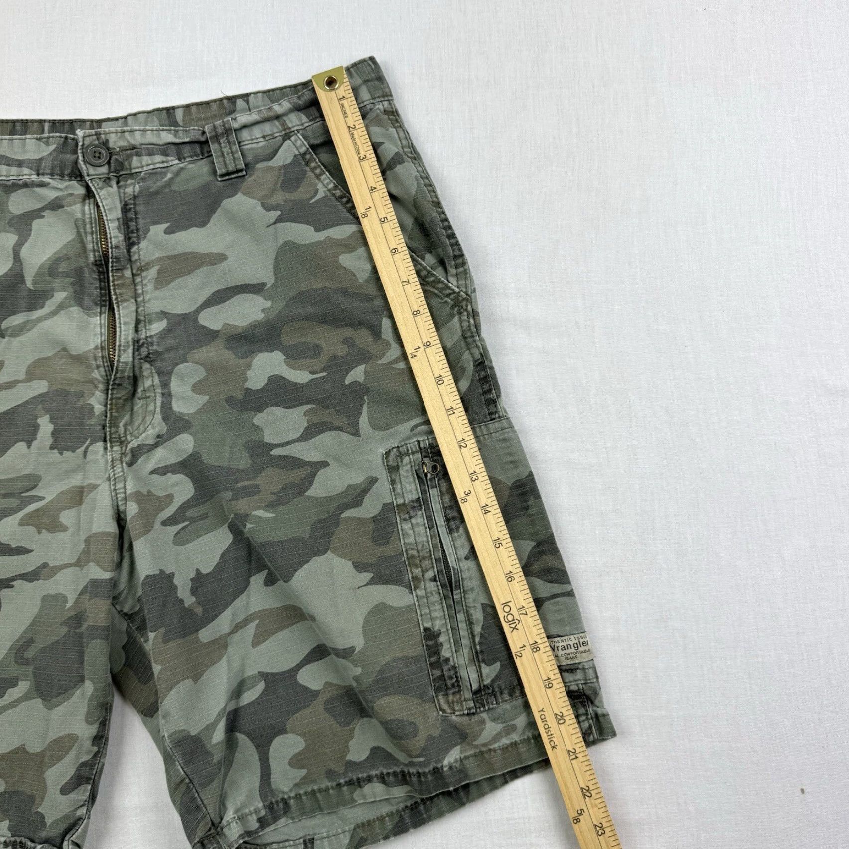 Wrangler VINTAGE Wrangler Cargo Shorts Adult 36 Camo Relaxed Fit Green American Grunge Mens Size US 36 / EU 52 - 7 Thumbnail