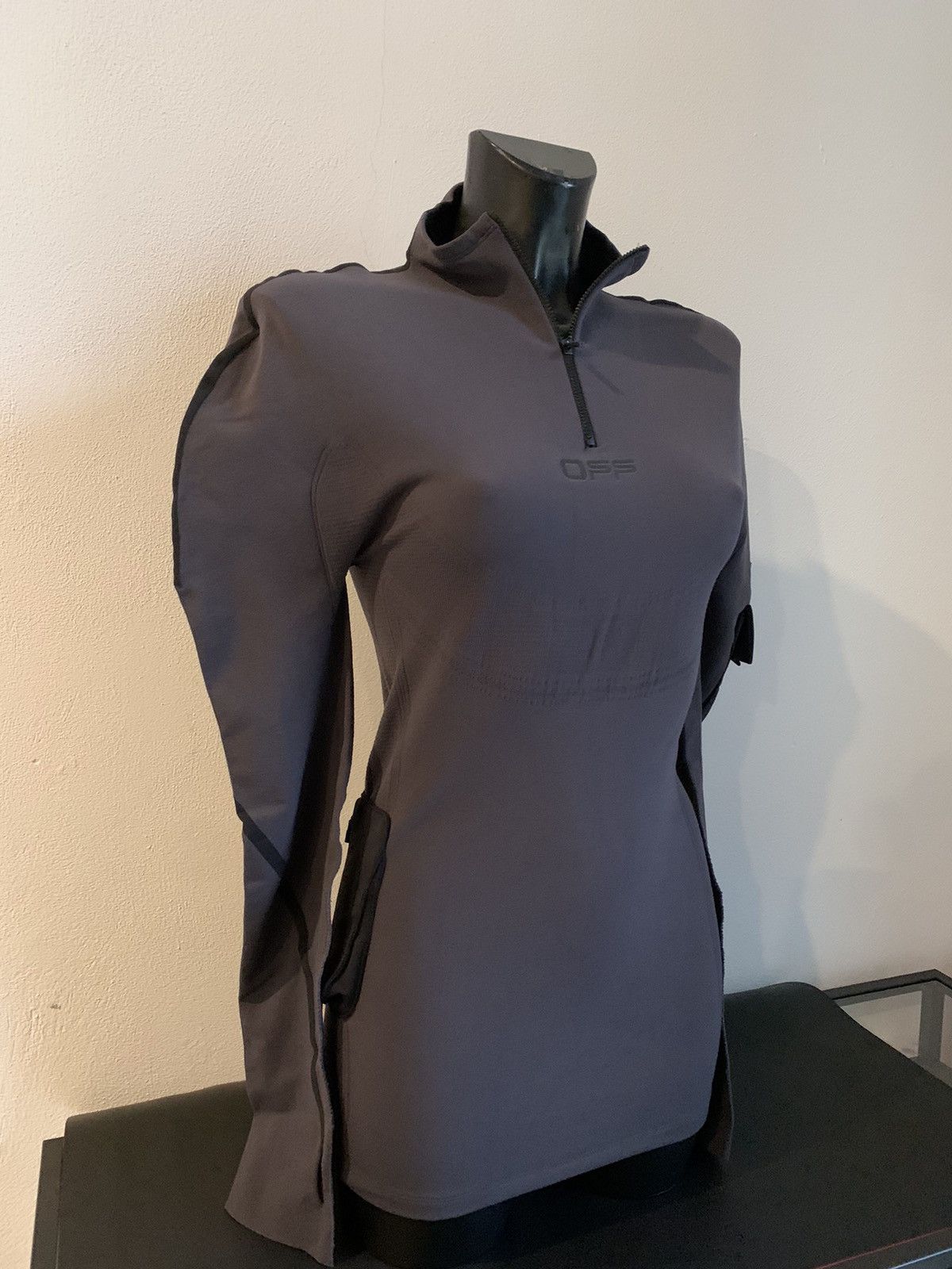 image of Off White Off-White Active Fitted Seamless Mockne Med in Anthracite, Men's (Size Medium)