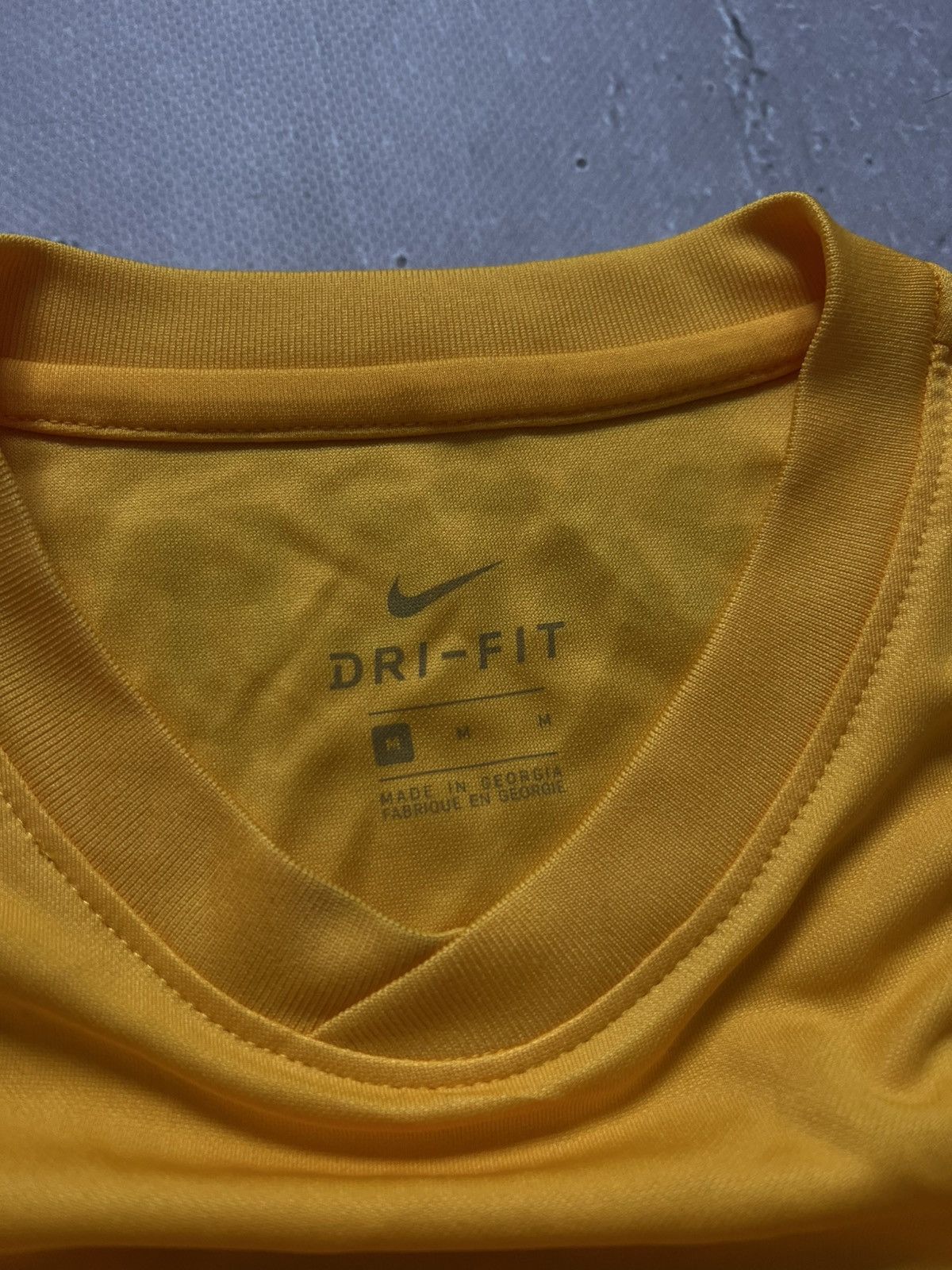 Nike Torquay United 2019-20 Nike t-shirt football jersey sz M #23 Size US M / EU 48-50 / 2 - 11 Thumbnail