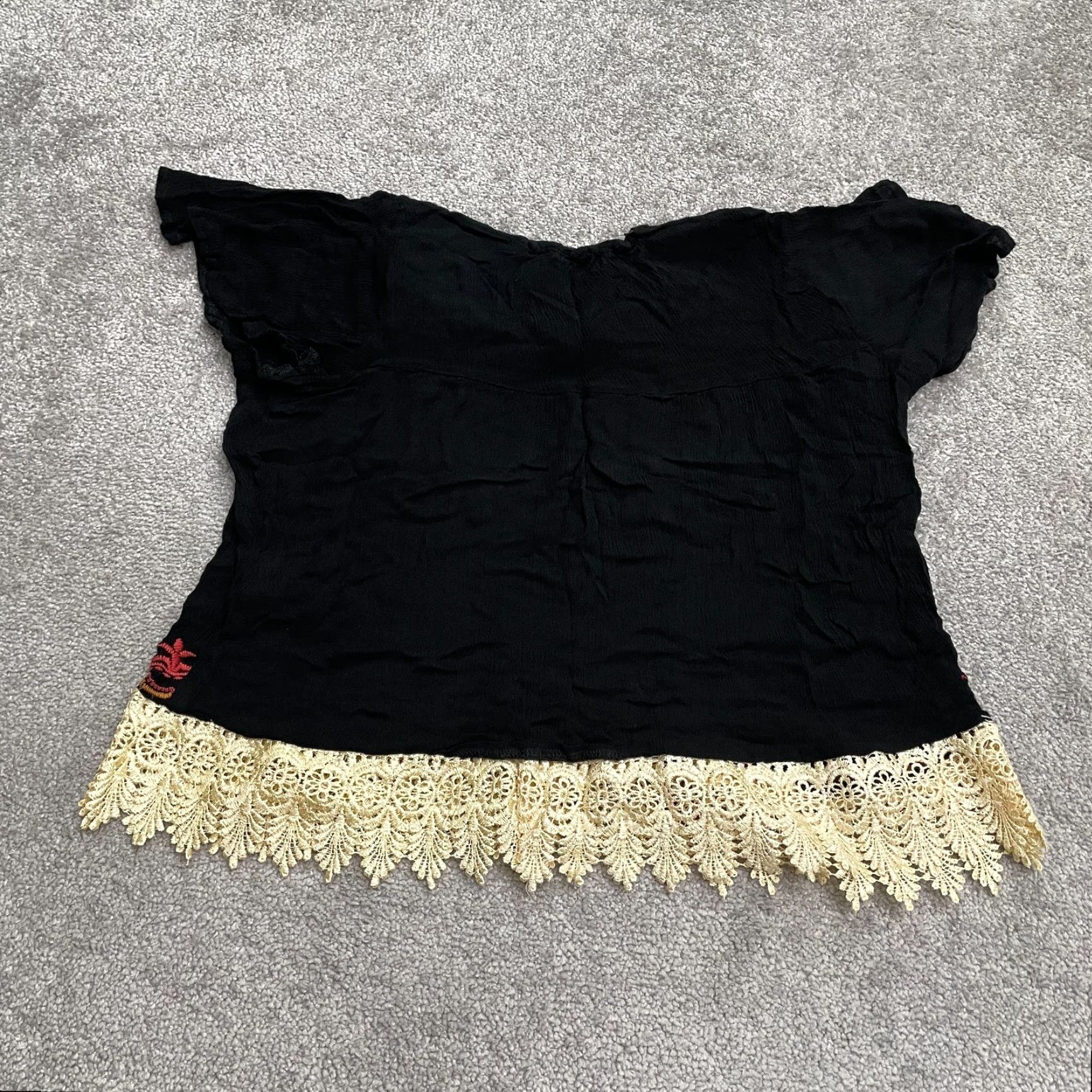 Bally Ally Blouse Top Womens Short Sleeve Black Embroidered Tasseled Bohemian Knit Rayon V-Neck Casual Shirt 4 Size S / US 4 / IT 40 - 2 Thumbnail