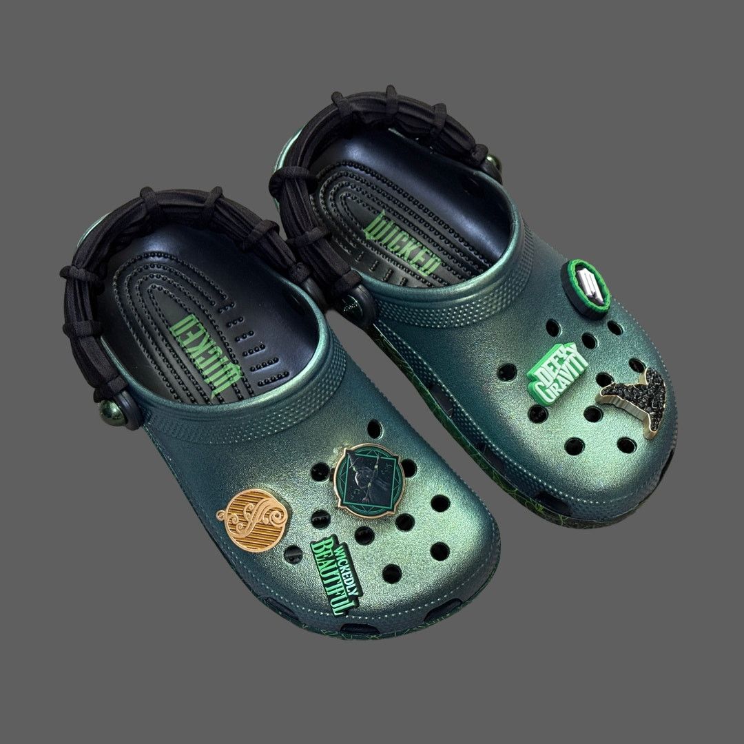 Crocs Crocs x Wicked Elphaba Classic Clog Glow In The Dark M5 W7 Size US 5 / EU 37 - 2 Thumbnail