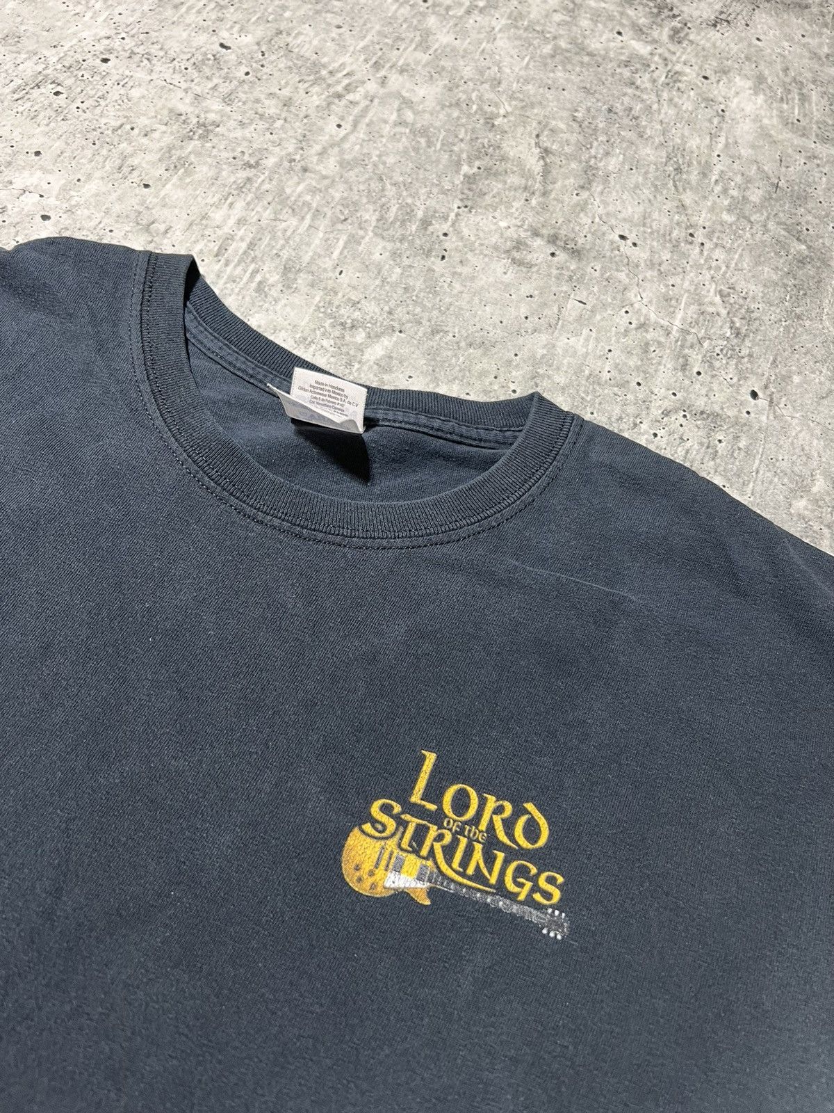 Other Vintage 2008 Lord of the Strings Graphic Tee Size US L / EU 52-54 / 3 - 5 Thumbnail