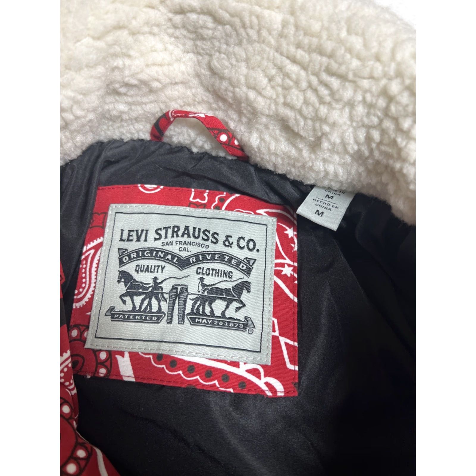 Levi's Levi's Puffer Jacket Men Western Paisley Red Bandana Sherpa Collar Size M Size US M / EU 48-50 / 2 - 7 Thumbnail