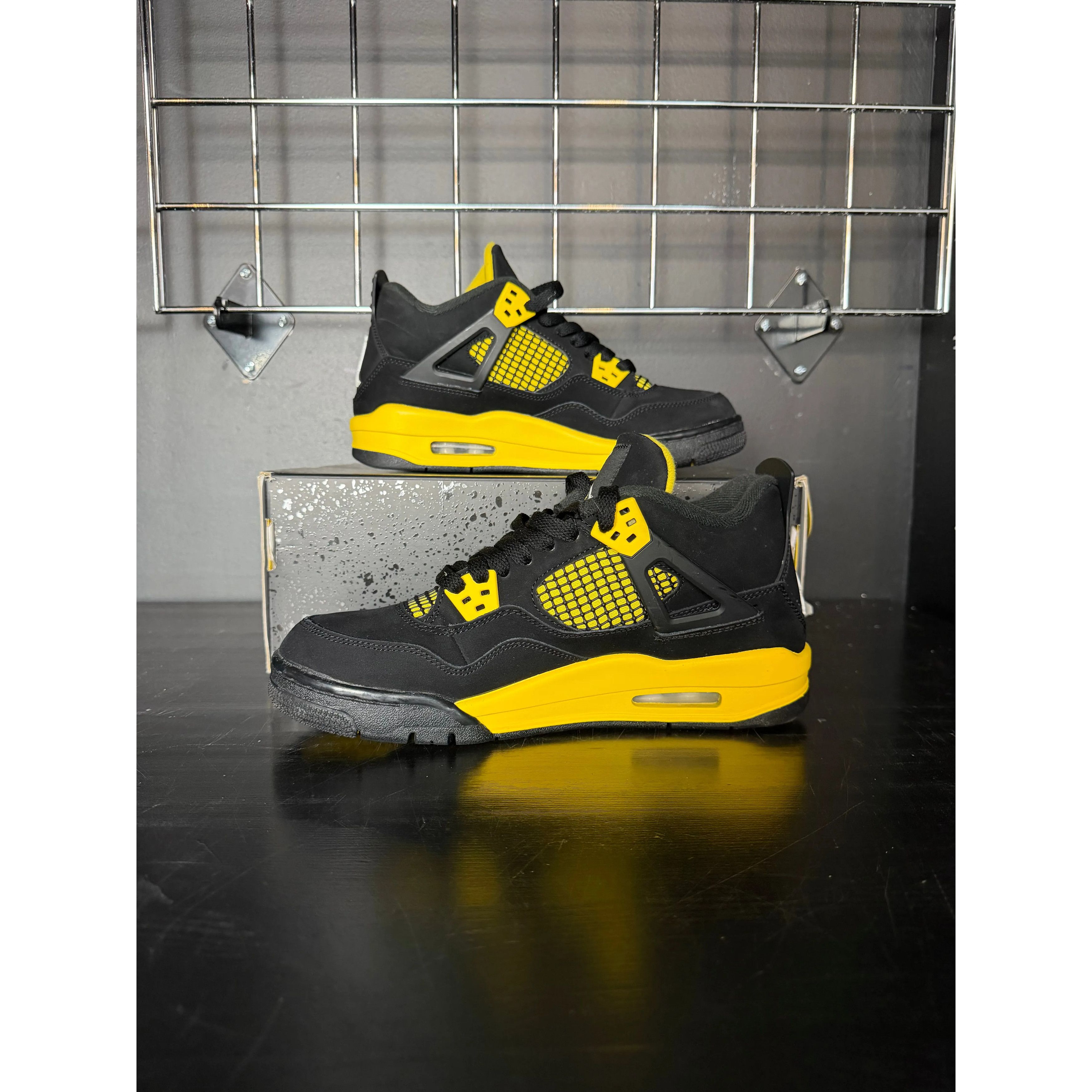 Jordan Brand Air Jordan 4 Retro "Thunder" (2023) (GS) **PRE-OWNED** - Size 7 Size US 7 / EU 40 - 2 Thumbnail