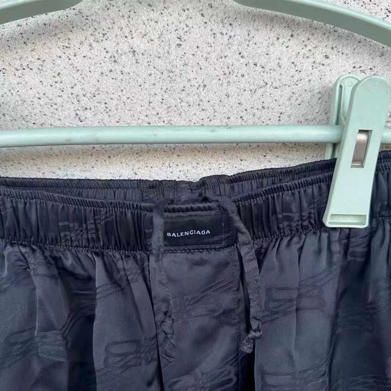 Balenciaga Balenciaga size 46 Crinkled slogan full-print shorts Size US 30 / EU 46 - 2 Thumbnail