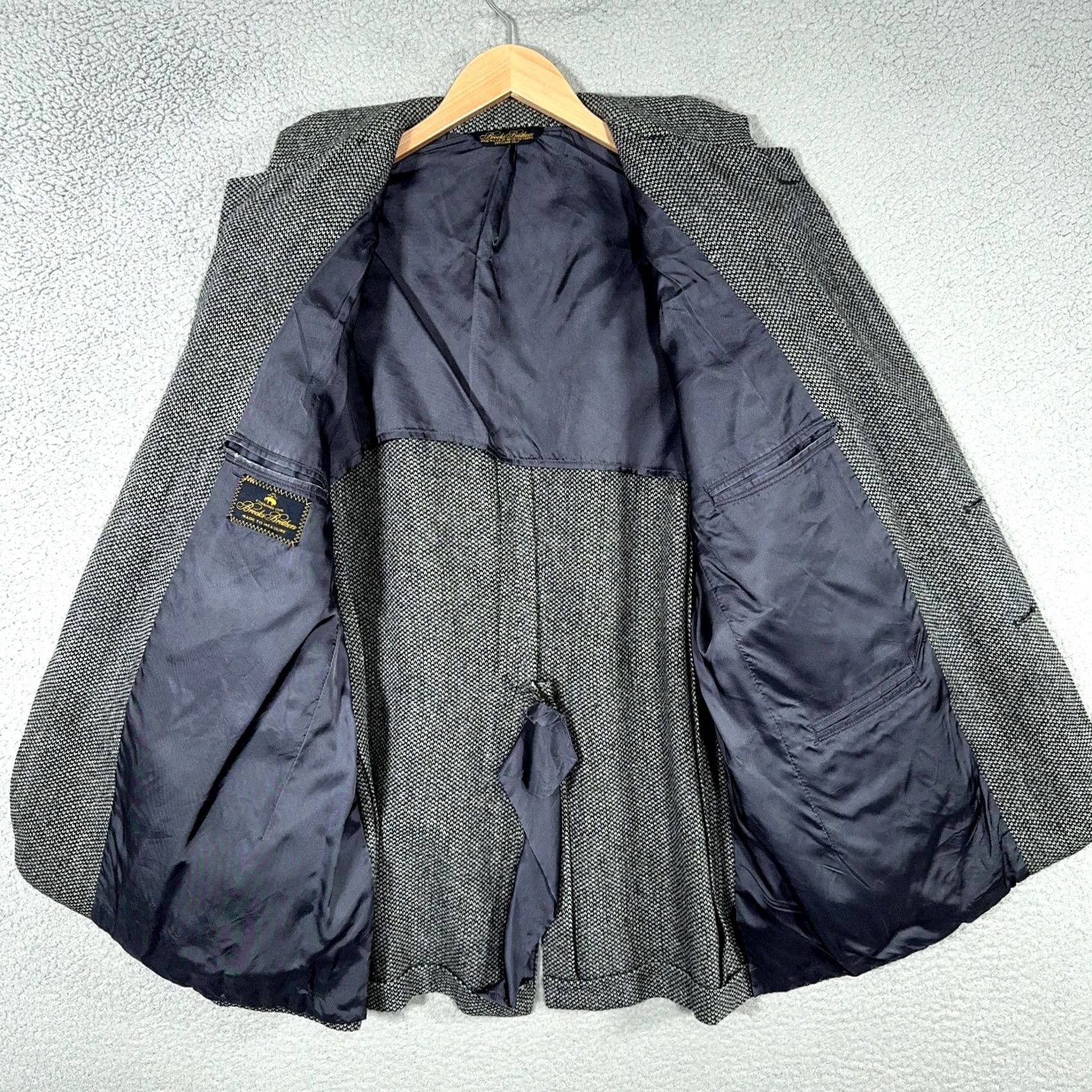 Brooks Brothers VINTAGE Brooks Brothers Blazer Mens 44 Gray Wool Tweed Single-Breasted Two-Button Notch Lapel USA Made USA Mens Jacket Blazer Office Preppy 90s? Size 44R - 5 Thumbnail