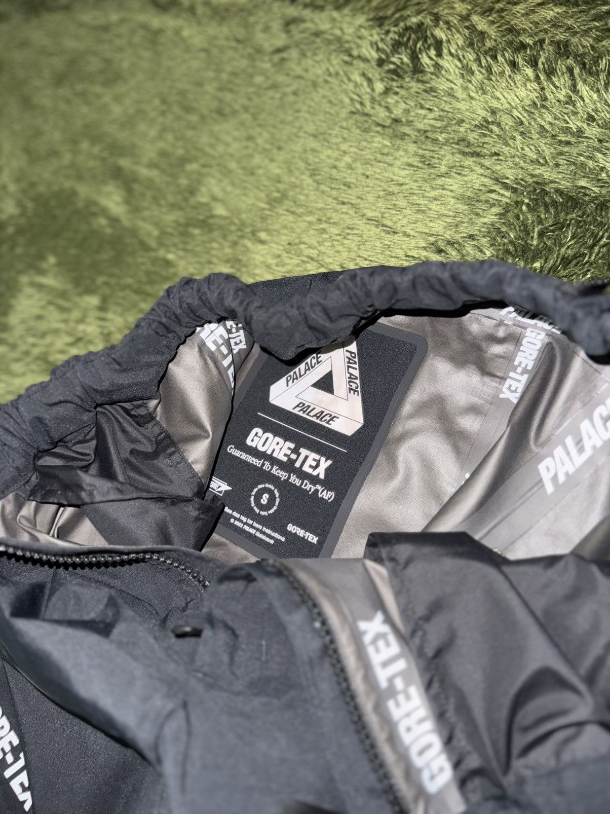 Palace [S] Palace Gore-Tex S-Tech Shorts Black 22SS Size US 32 / EU 48 - 4 Thumbnail