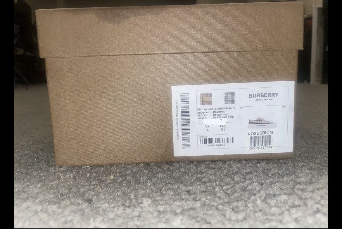 Burberry Size 7 - Burberry Vintage Check Archive Beige/White Size US 6 / IT 36 - 7 Thumbnail