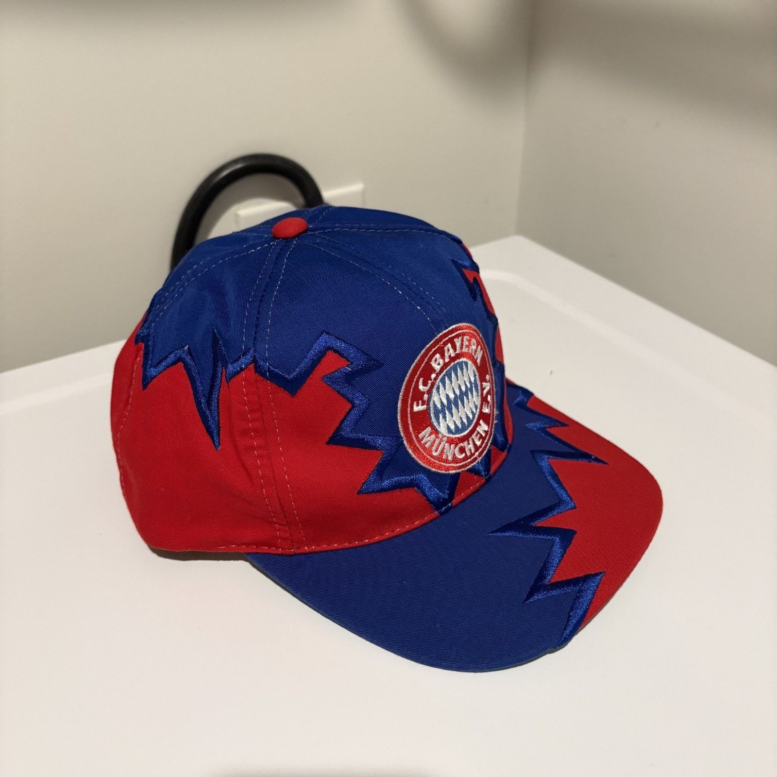 Drew Pearson × Vintage Vintage FC Bayern Munchen Jagged Edge Drew Pearson Hat Size ONE SIZE - 5 Thumbnail