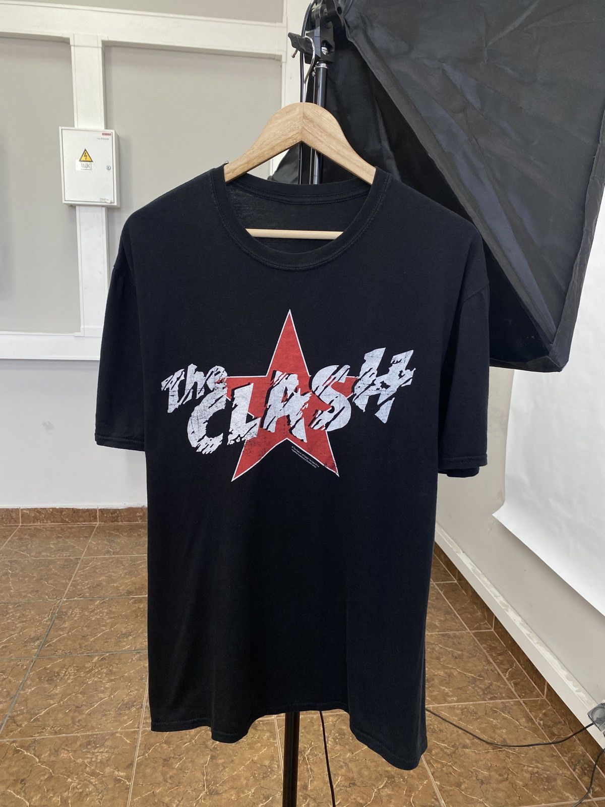 Band Tees Vintage The Clash 1977/2020 T-Shirt Rare Retro Hype Y2K Size US XL / EU 56 / 4 - 1 Thumbnail