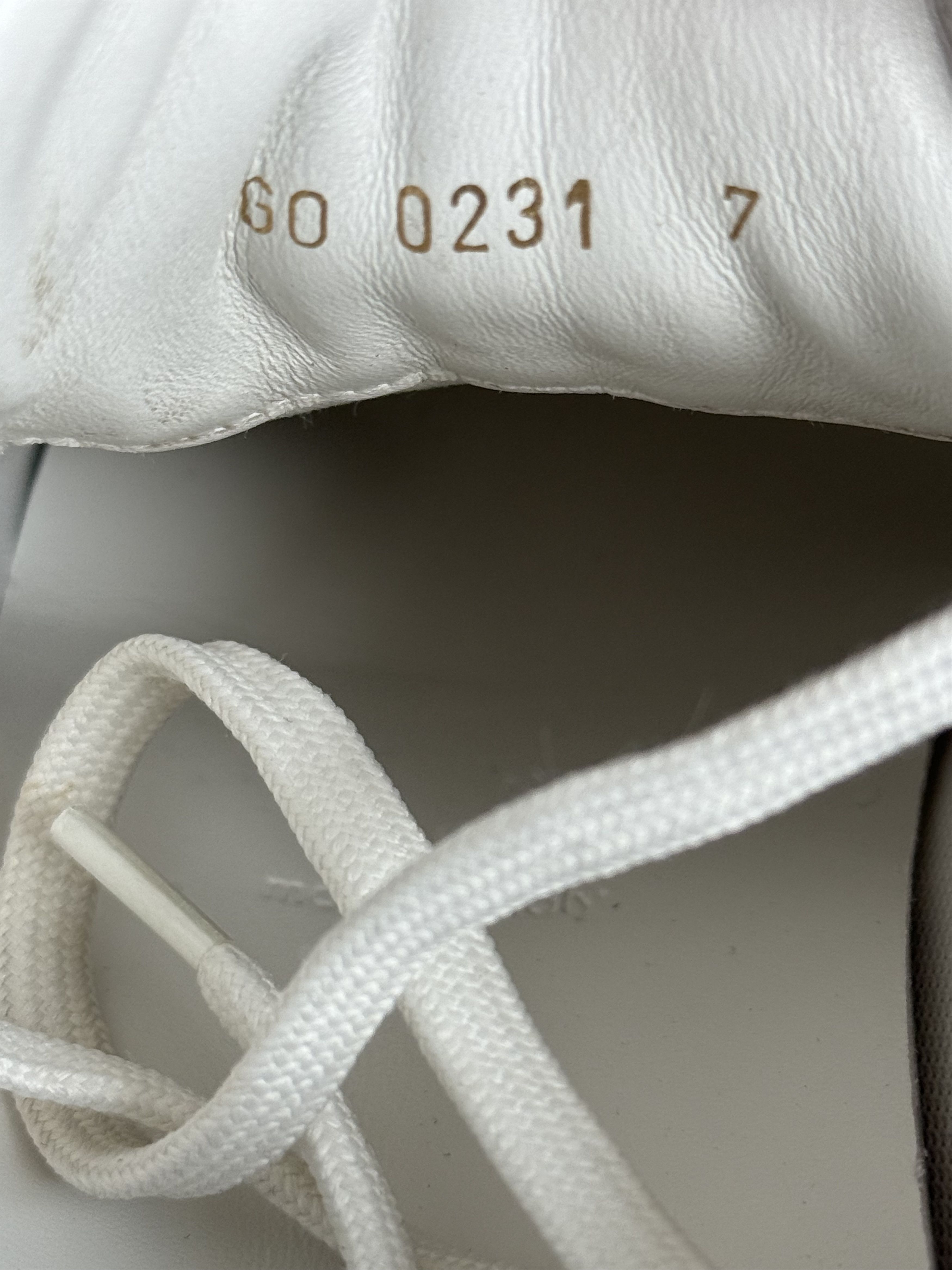 Louis Vuitton White & Silver Monogram Taurillon Run Away Sneakers Size US 8 / EU 41 - 8 Thumbnail