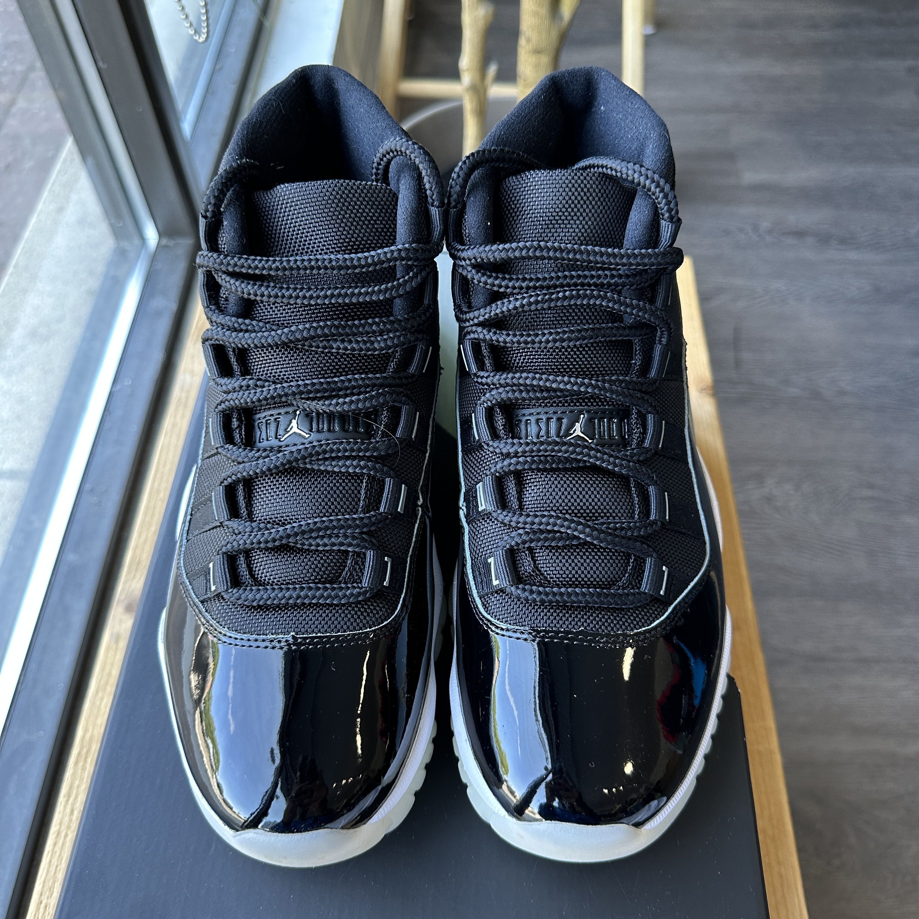 Jordan Brand Air Jordan 11 "Jubilee" Size US 8 / EU 41 - 2 Thumbnail