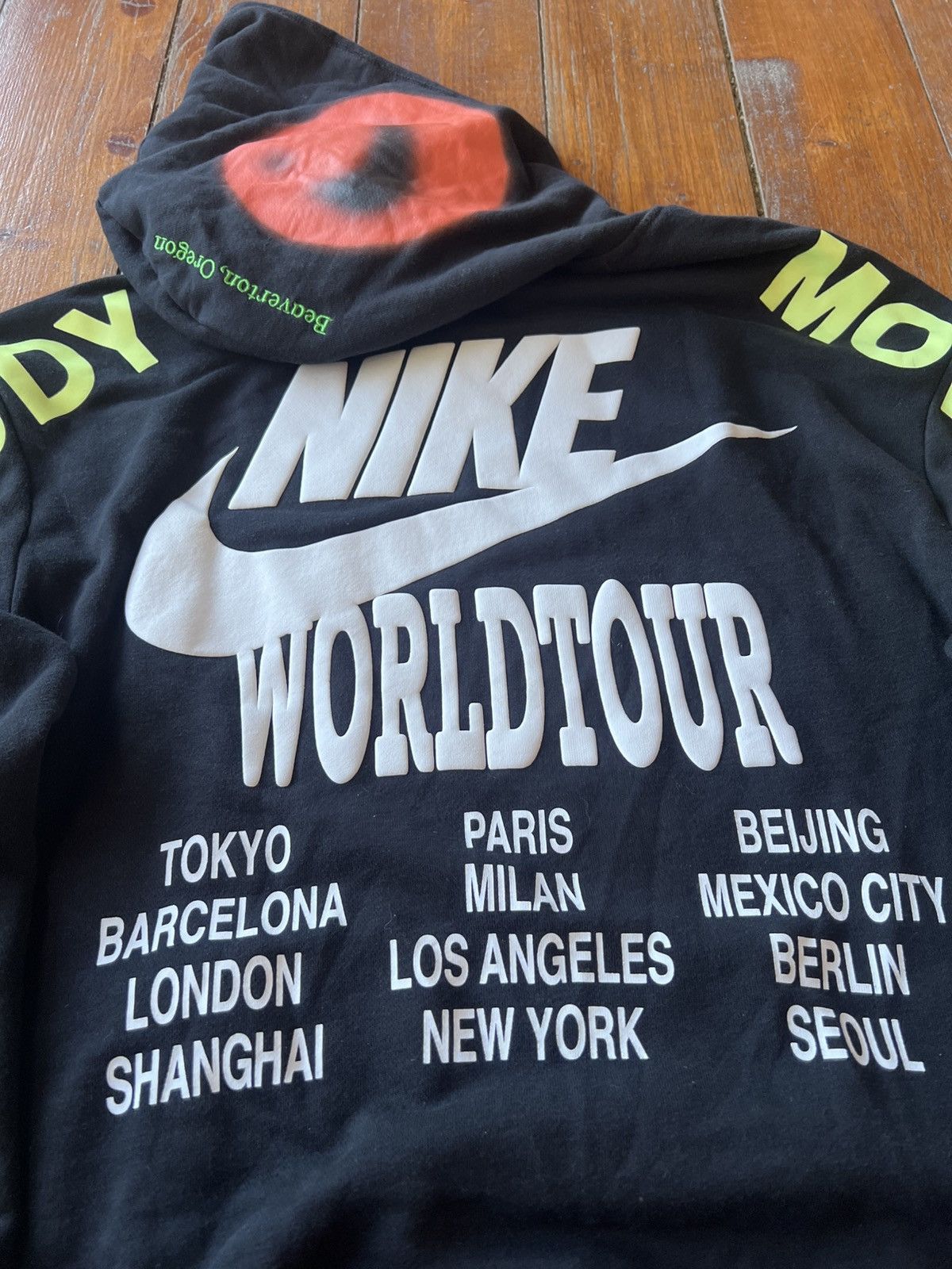 Nike 2021/2022 NIKE NSW WORLD TOUR PRINTED BLACK HOODIE SIZE M Size US M / EU 48-50 / 2 - 6 Thumbnail