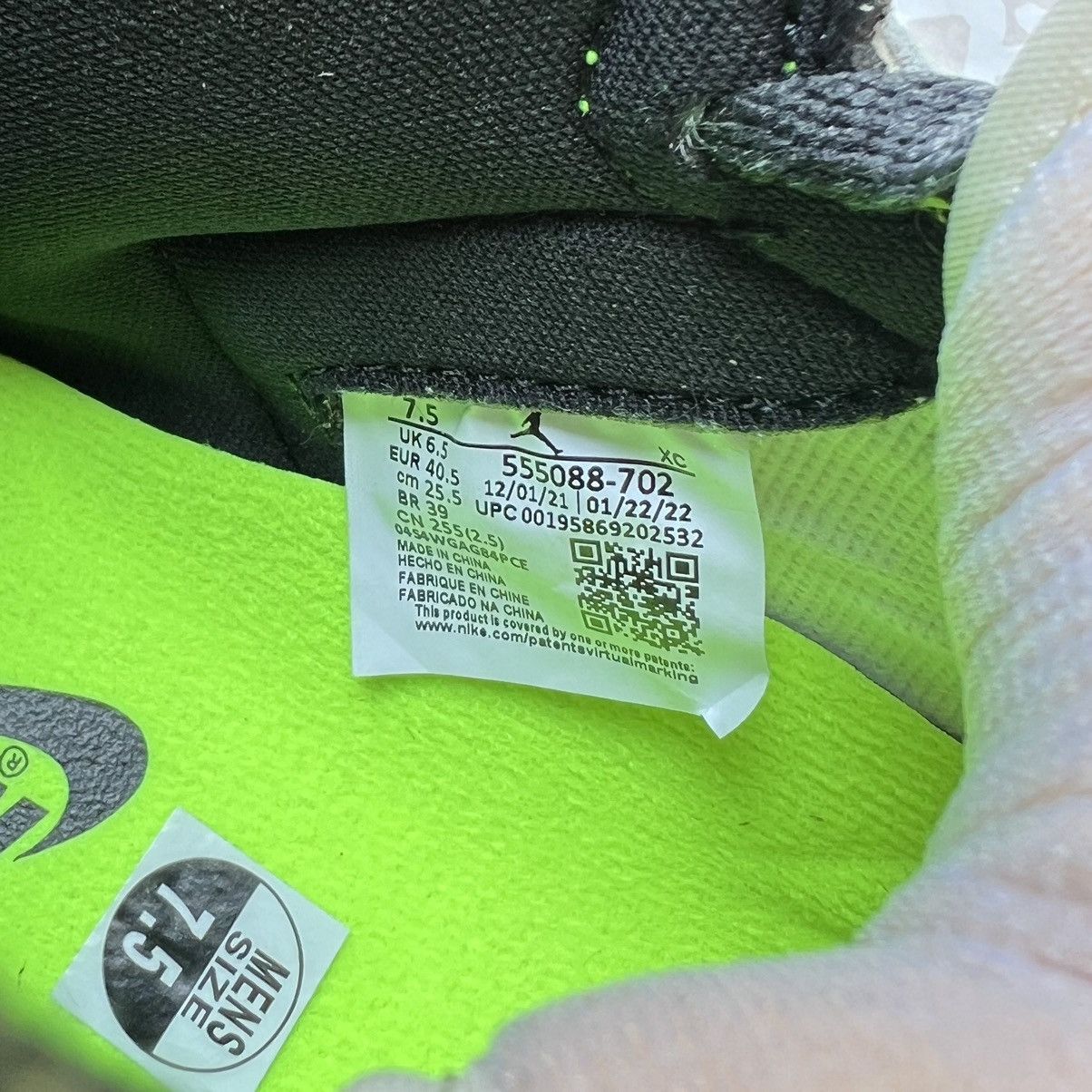 Nike Air Jordan 1 Retro High OG Volt/Black Size US 7.5 / EU 40-41 - 10 Thumbnail