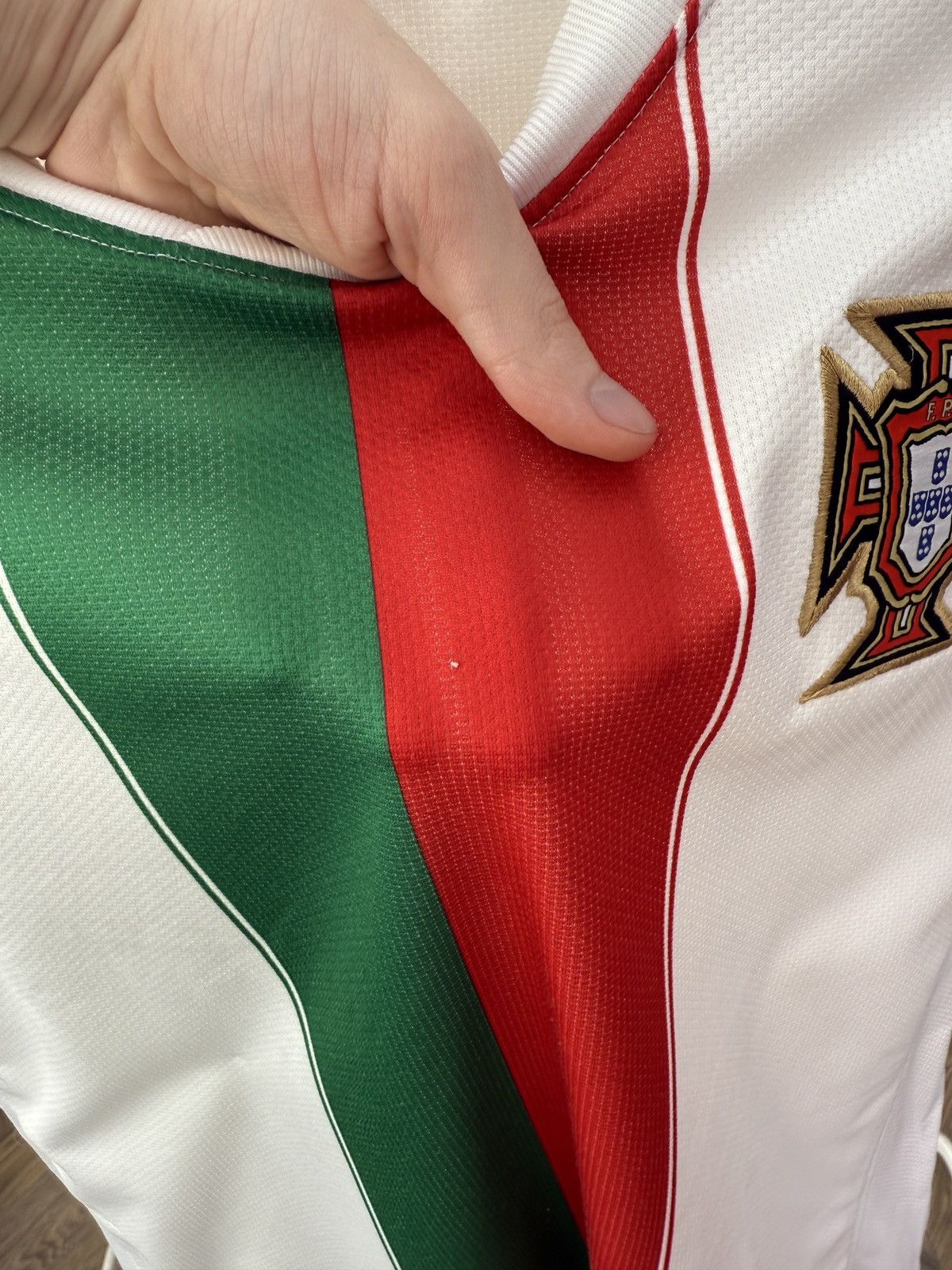 Nike PORTUGAL 2010 2011 AWAY FOOTBALL SHIRT SOCCER JERSEY Size US M / EU 48-50 / 2 - 7 Thumbnail