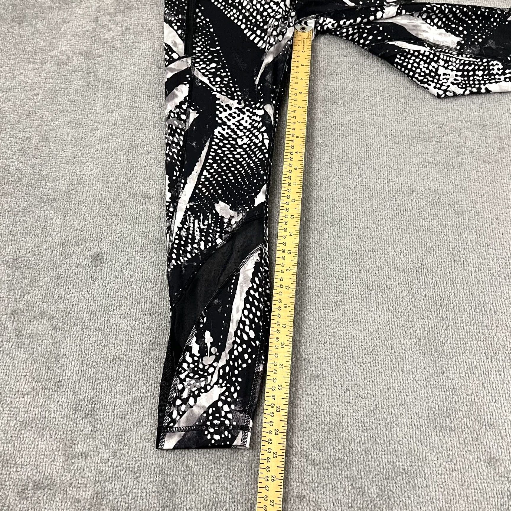 Lululemon LULULEMON Inspire Tight Leggings Womens Size 8 x 25" Black White Abstract Yoga Leggings Size 30" / US 8 / IT 44 - 6 Thumbnail