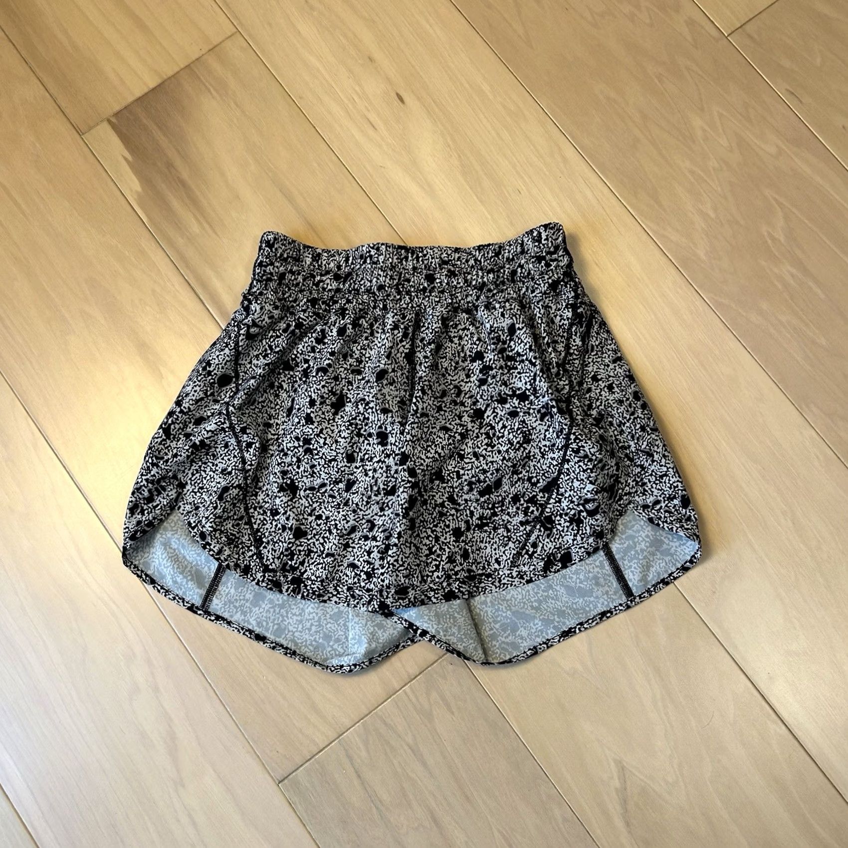 Lululemon Lululemon Track That Mid-Rise Lined Short 5" Inseam Womens 4 Size 27" / US 4 / IT 40 - 2 Thumbnail