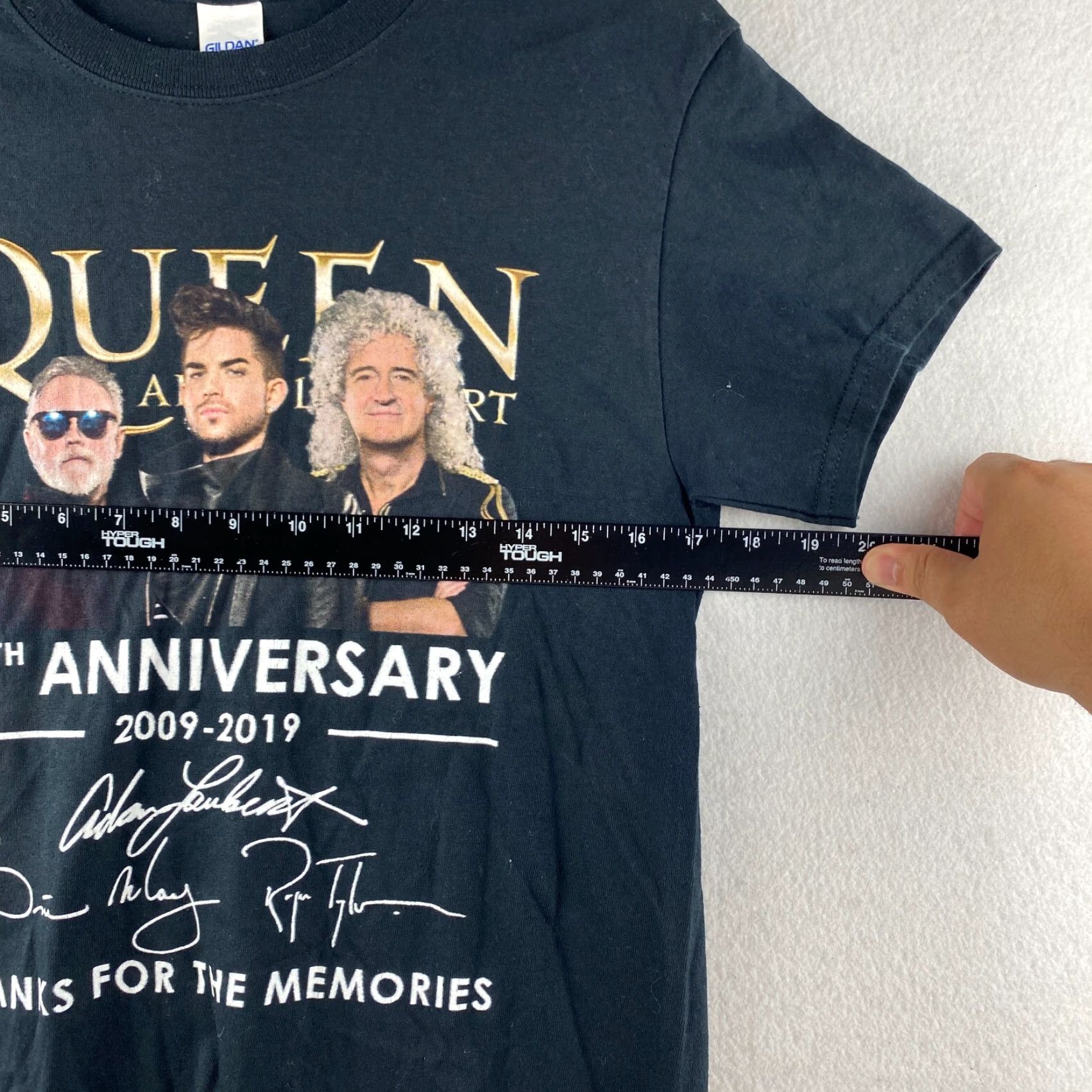 Gildan Queen Concert Shirt Small Mens Black Gildan T-Shirt Rock & Pop 10th Anniversary Signed CSS Sticker Logo Short Sleeve Top Mens Size US S / EU 44-46 / 1 - 5 Thumbnail