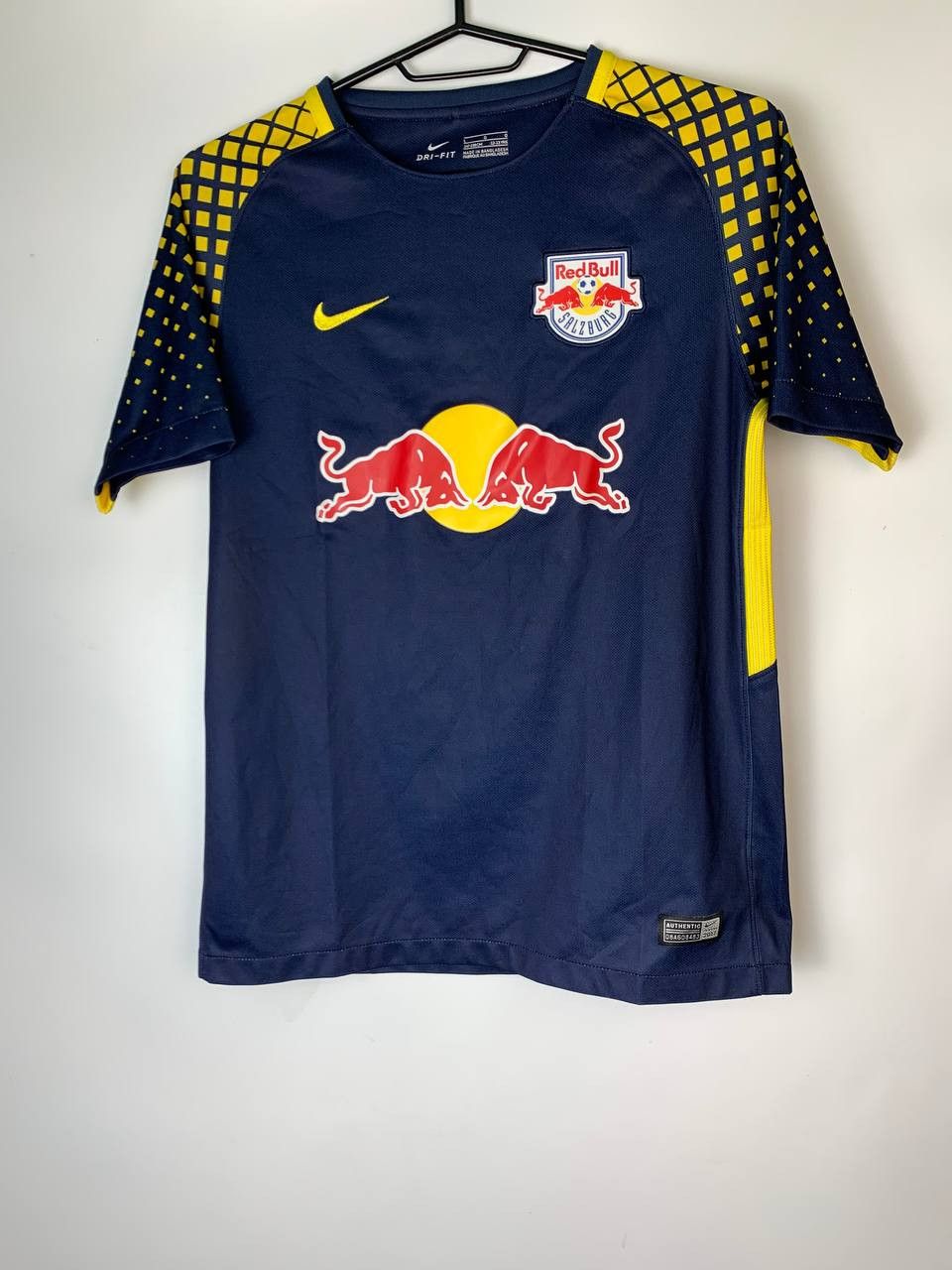 Nike 2017-2018 Red Bull Salzburg Nike Away Football Shirt Jersey Size US XS / EU 42 / 0 - 1 Thumbnail