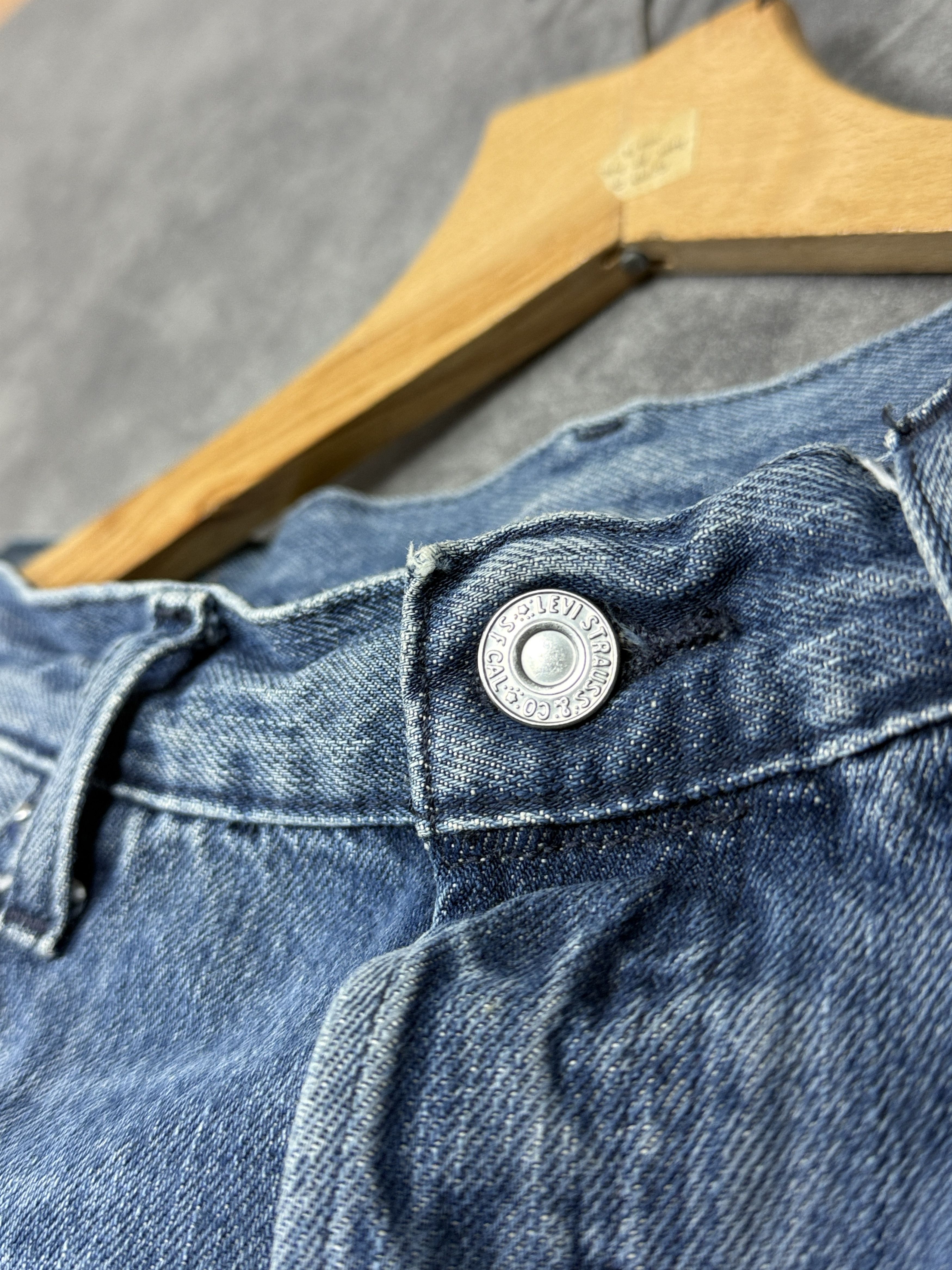 Levi's Levi’s light blue jeans with distressed denim 501 straight Size US 32 / EU 48 - 7 Thumbnail