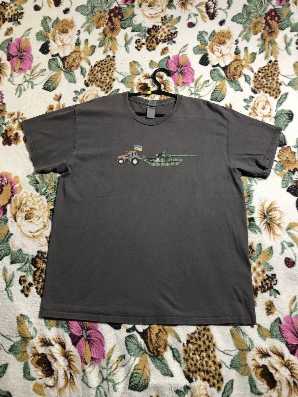 Gildan Support UKRAINE tractor pulling T-72 Russian tank T-shirt Size US L / EU 52-54 / 3 - 1 Thumbnail