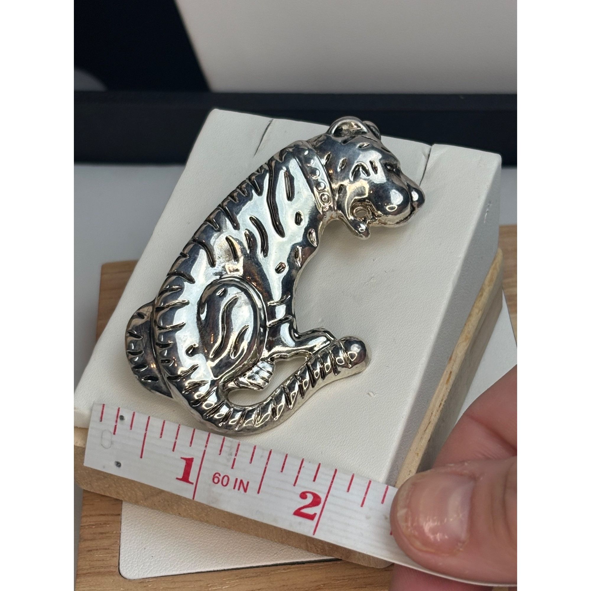 Other Silver-toned Sitting Tiger Brooch Pin Size ONE SIZE - 5 Thumbnail