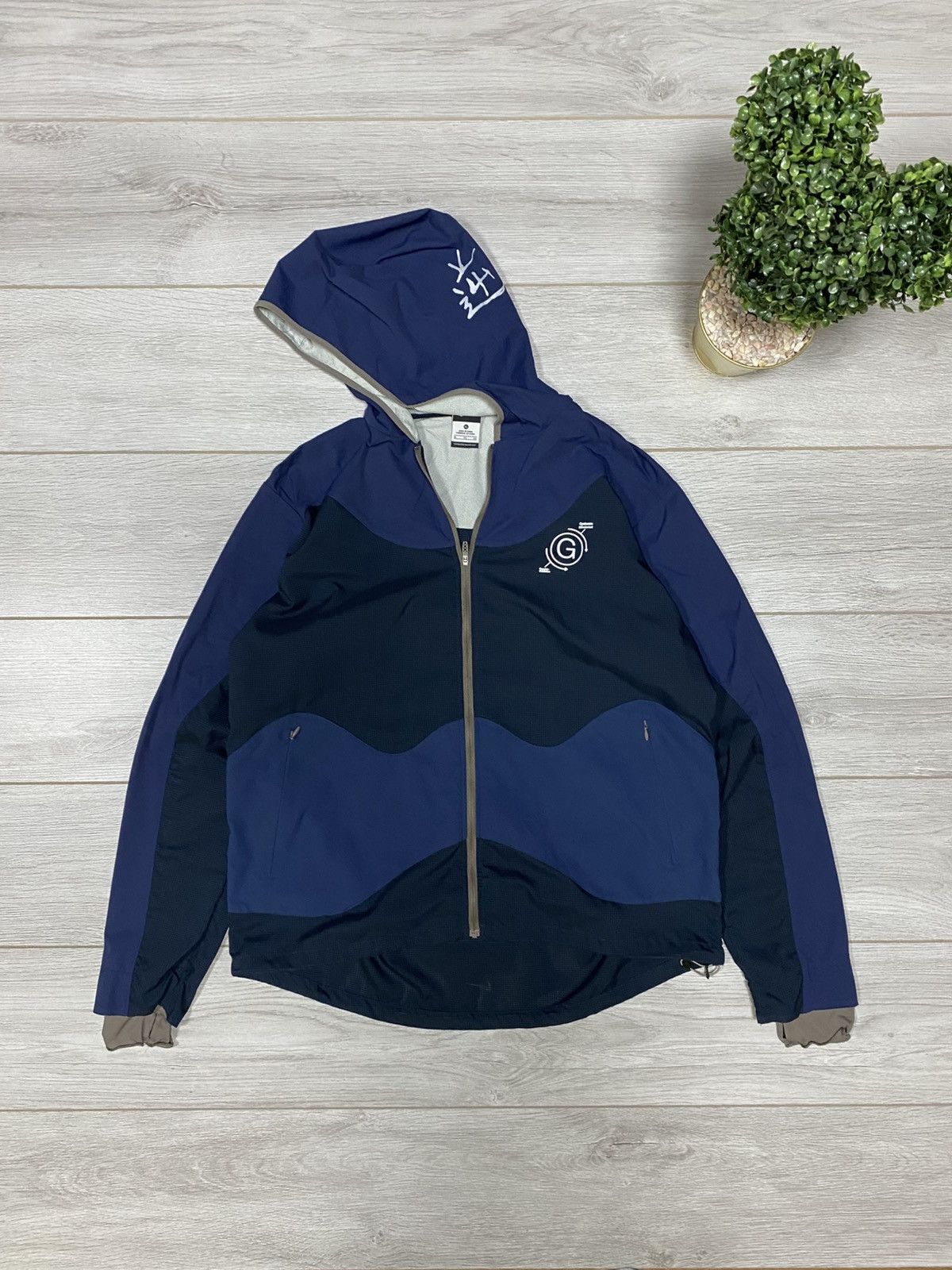 【定価62%OFF新品・未開封】 NIKE GYAKUSOU ライトジャケットS GYAKUSOU（ギャクソウ）の「NIKE(ナイキ） GYAKUSOU レーザー